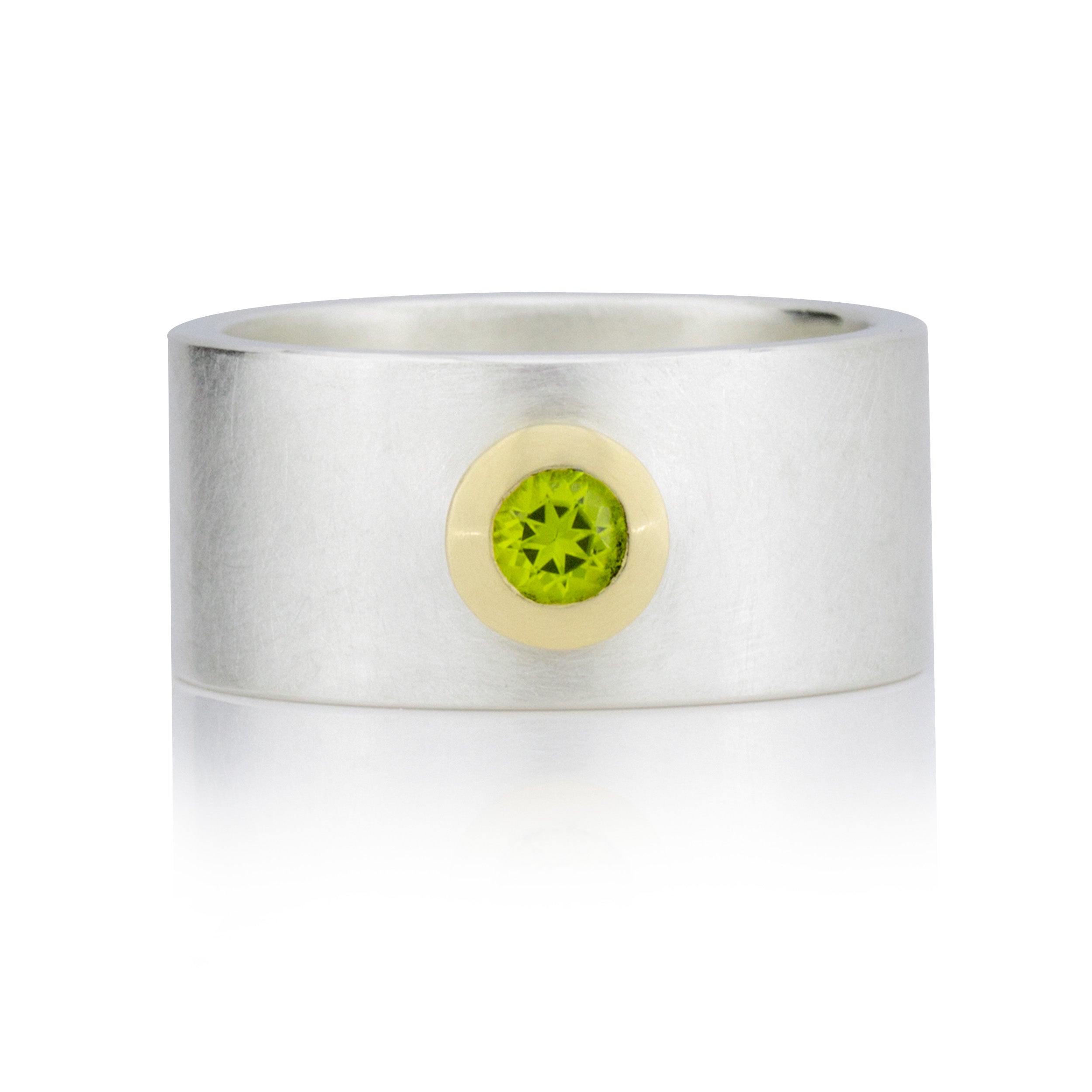 Breiter Ring mit Peridot, Goldfassung