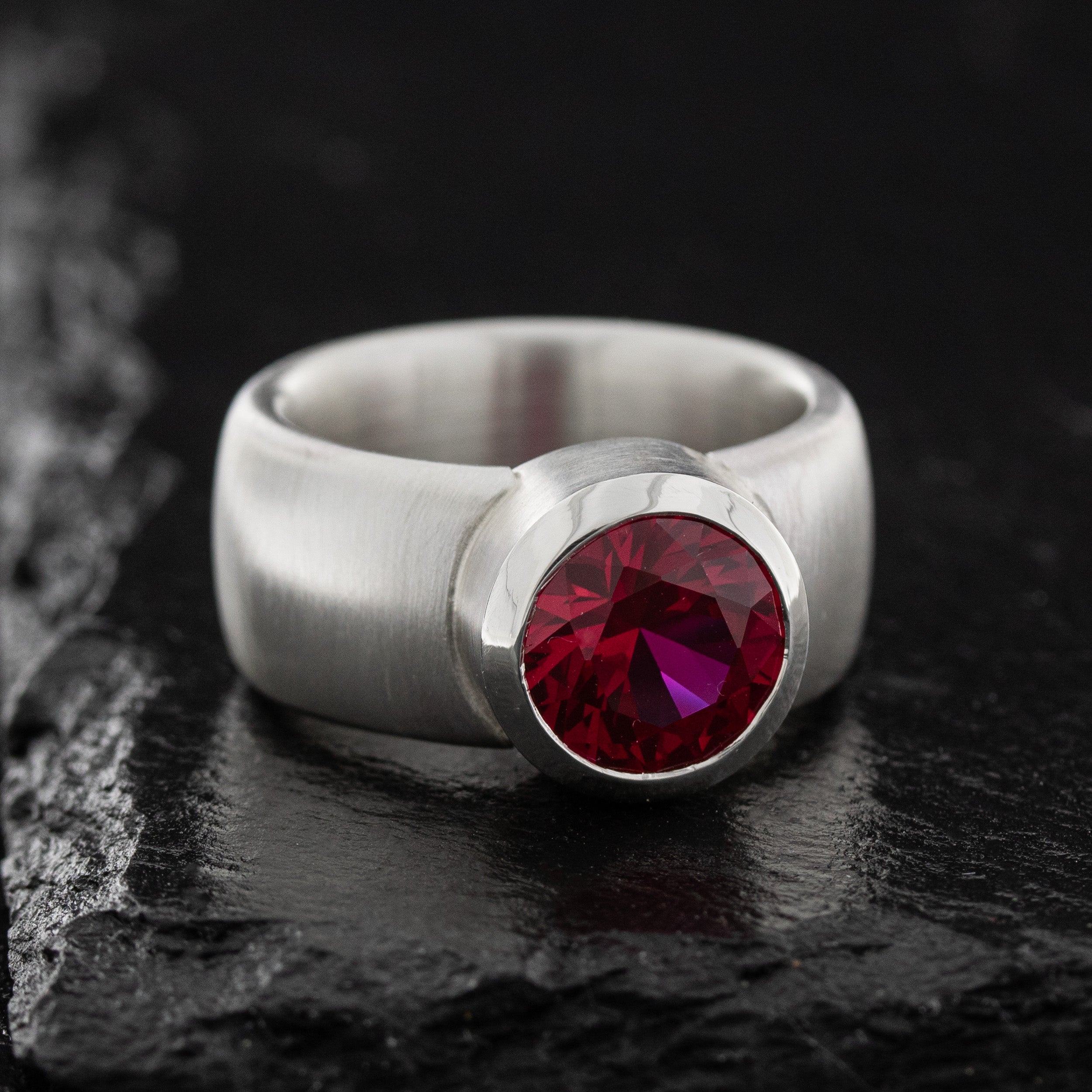 Breiter, mattierter Ring mit Rubin, synth.