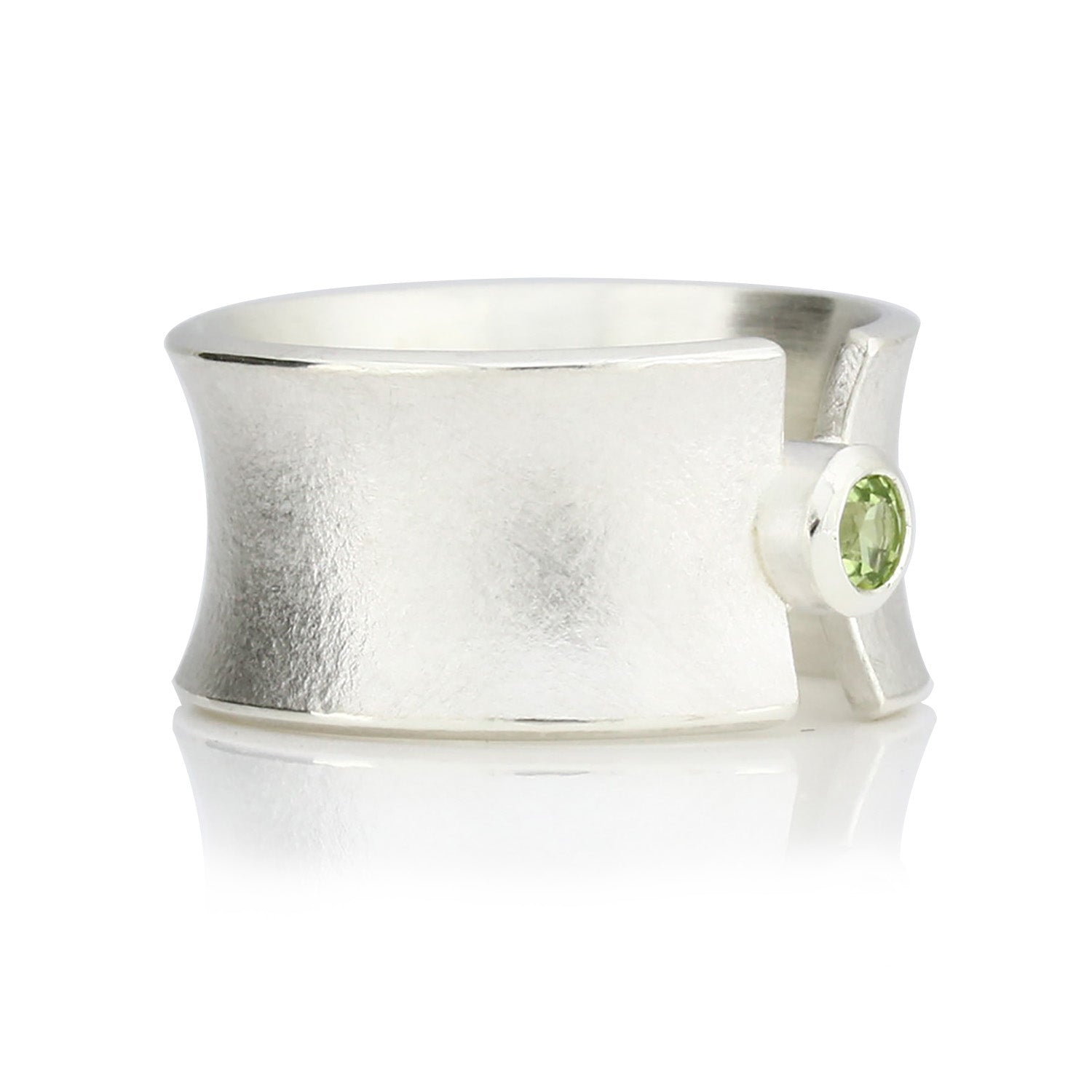 Breiter Ring mit Peridot