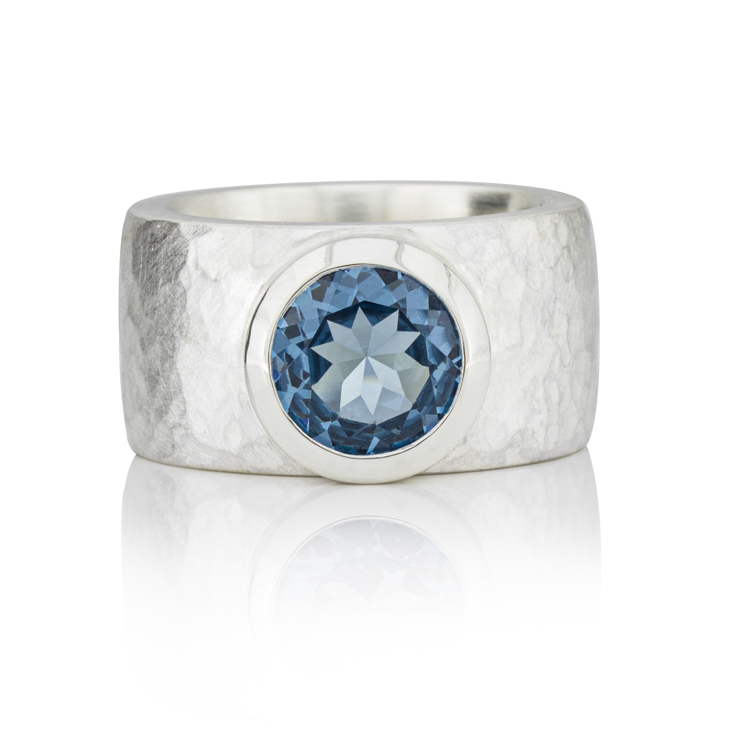 Breiter, geschmiedeter Ring mit Edelstein, blau