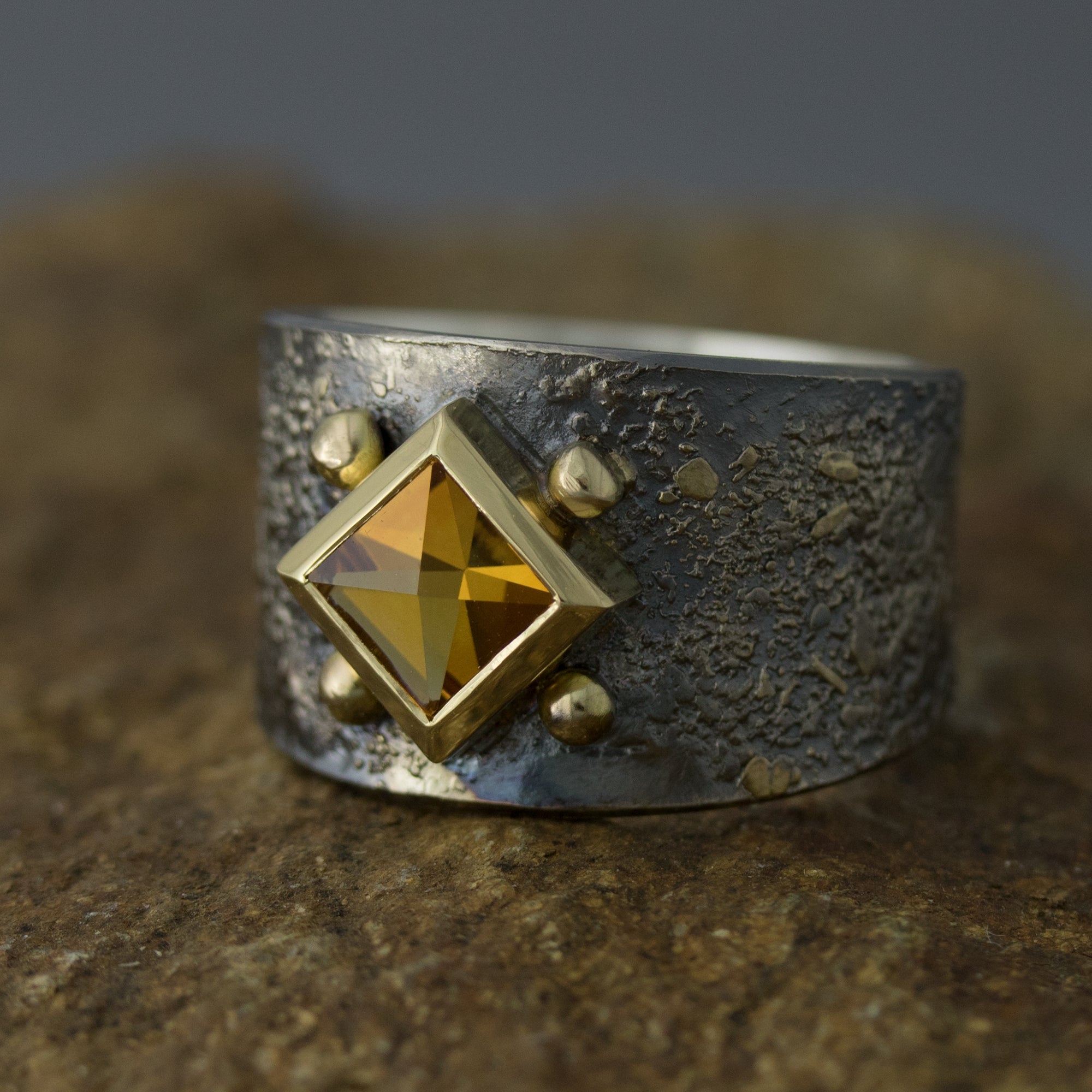 Gr. 60 - Citrincarre, Silberring geschwärzt, Goldauflage