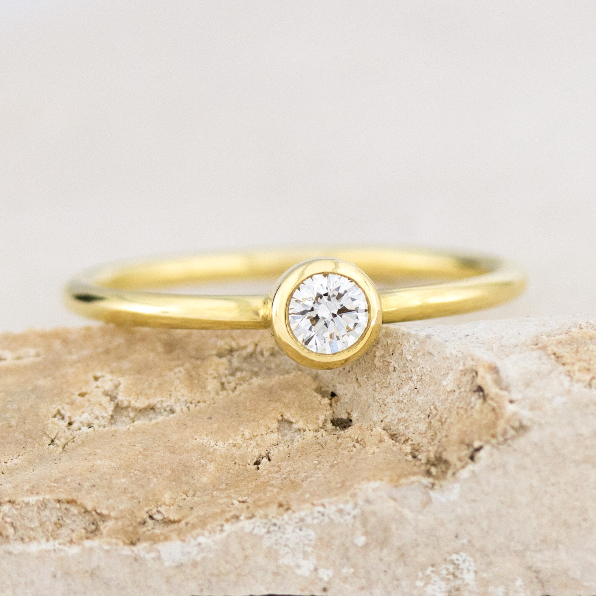 Goldring mit Diamant