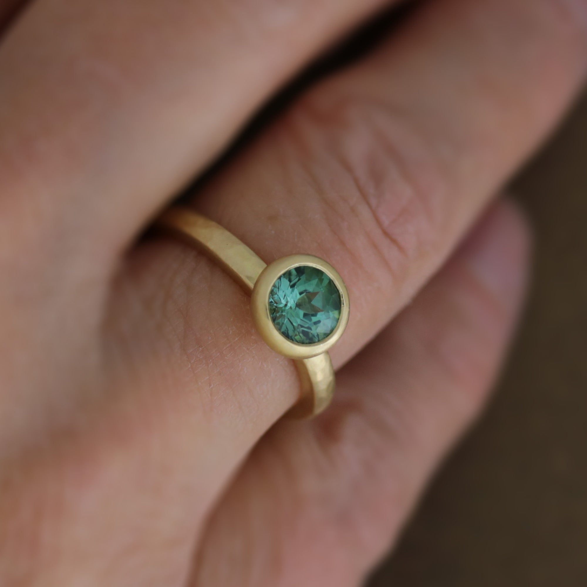 Geschmiedeter Ring in Gelbgold 750/000 mit Turmalin