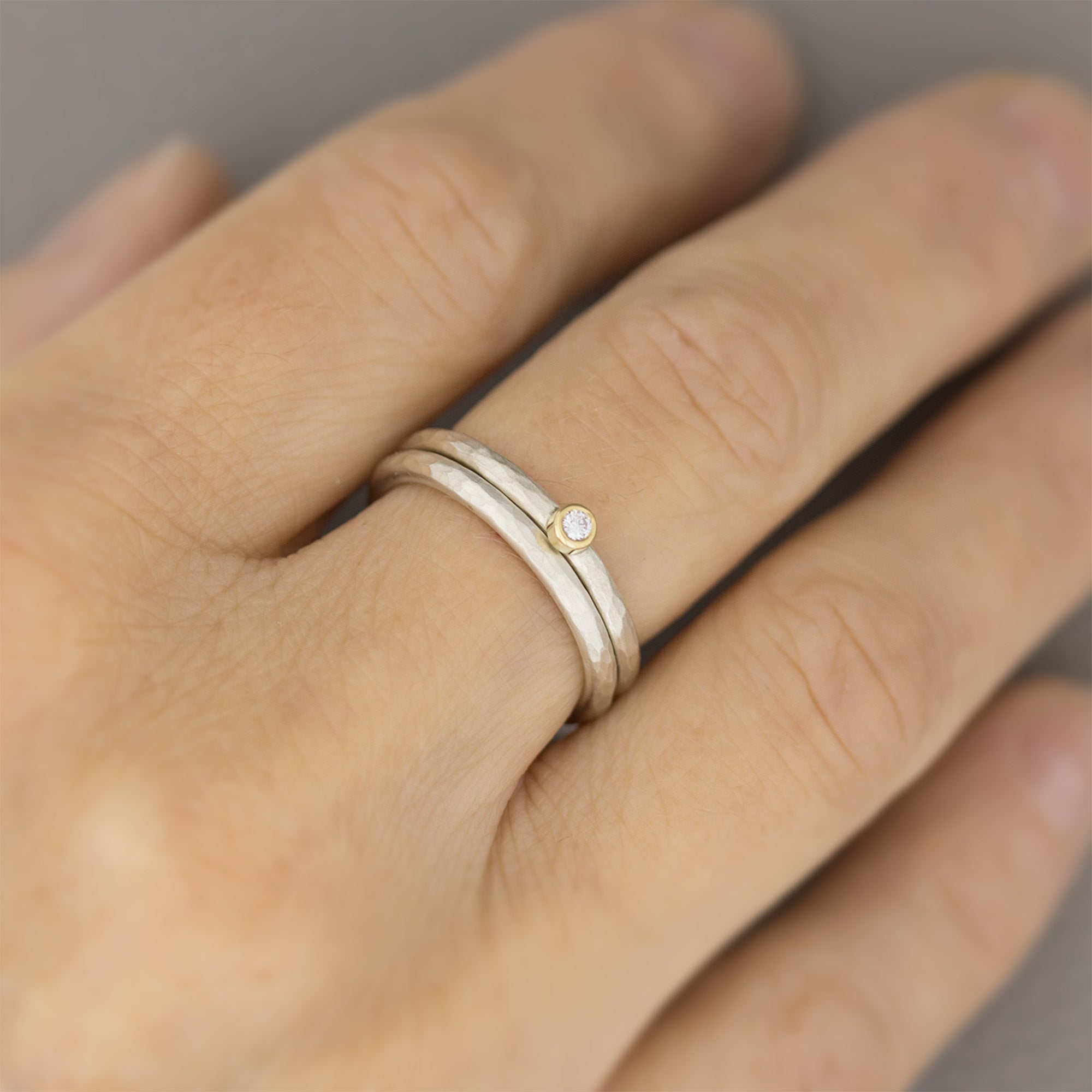 2 Silberringe im Set: Diamantring und geschmiedeter Ring