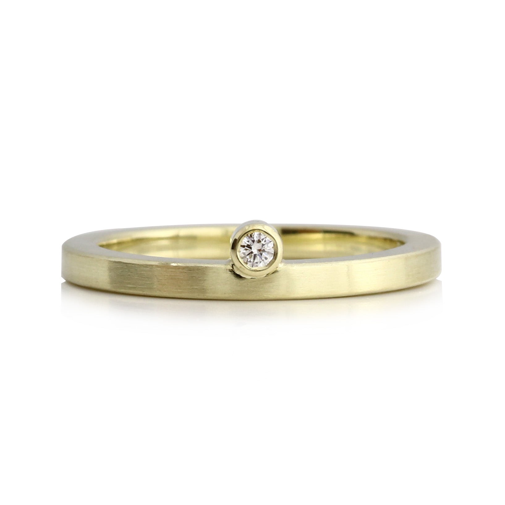 Goldring mit Diamant, strichmattiert