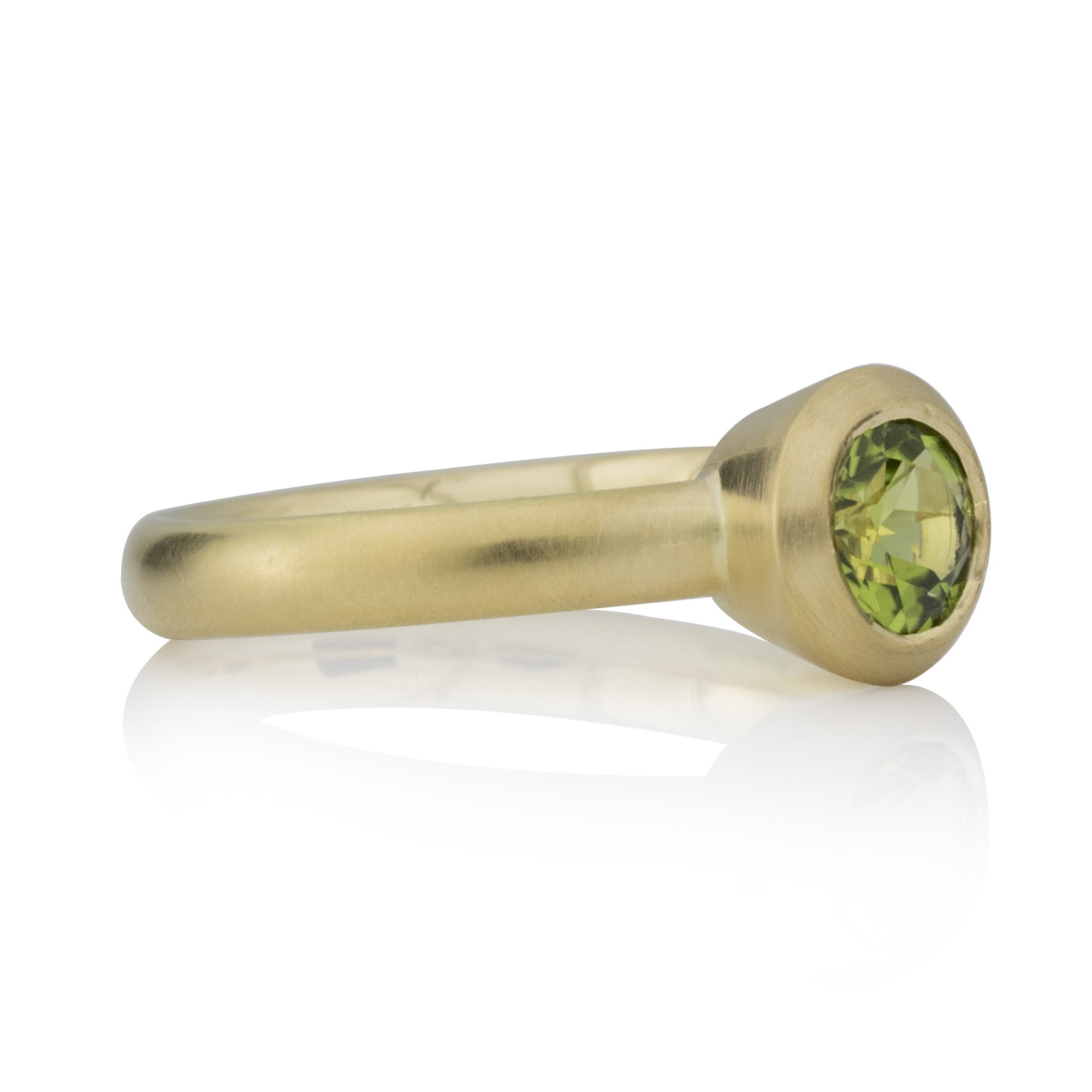 Ring in Gelbgold 750/000 mit Peridot, strichmattiert