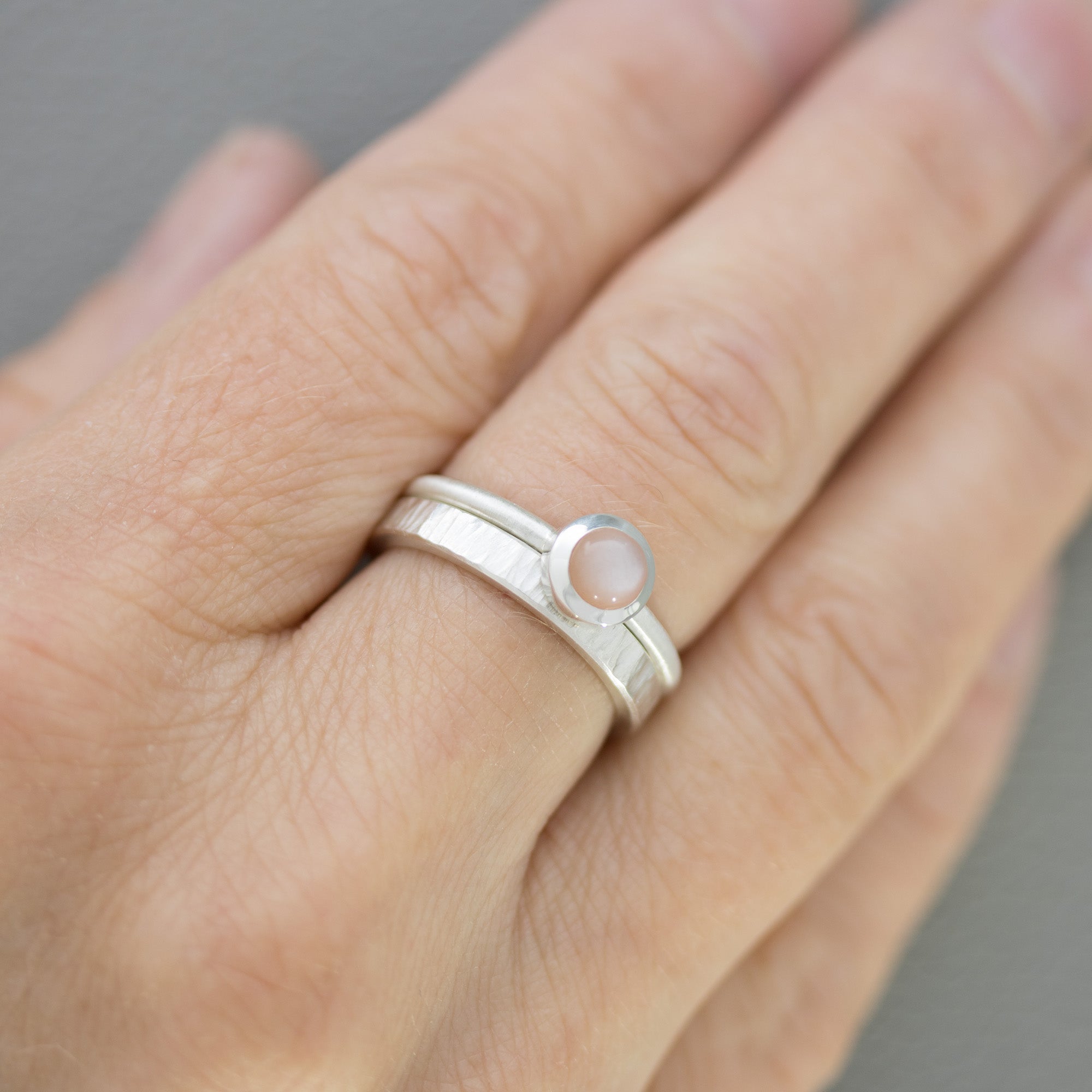 2 Silberringe im Set: quer geschmiedeter Ring, Mondsteinring rosa