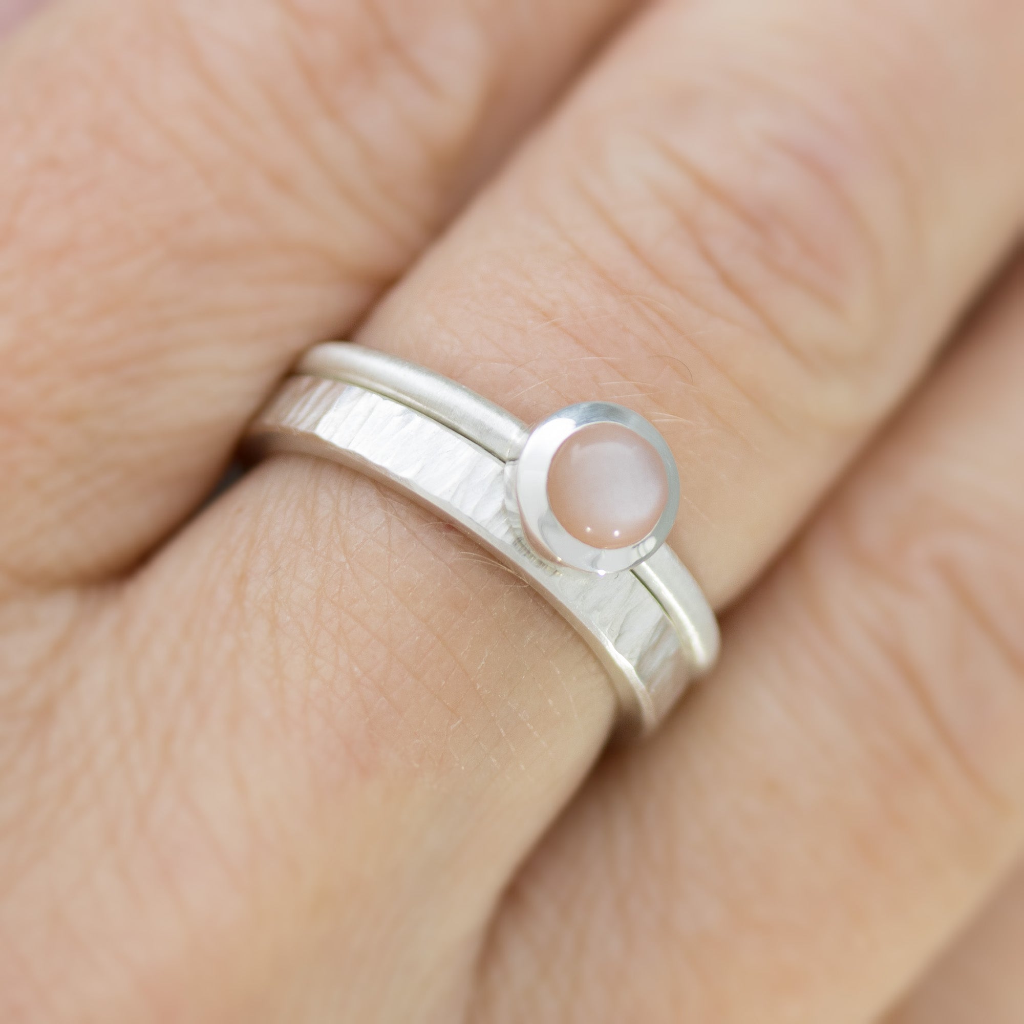 2 Silberringe im Set: quer geschmiedeter Ring, Mondsteinring rosa