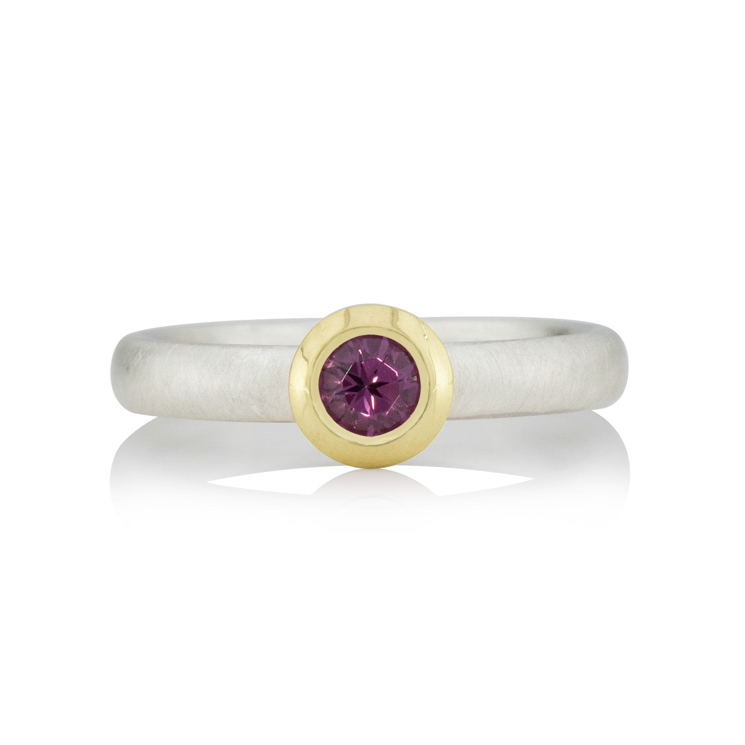 Silberring, ovale Ringschiene, Rhodolith, Goldfassung