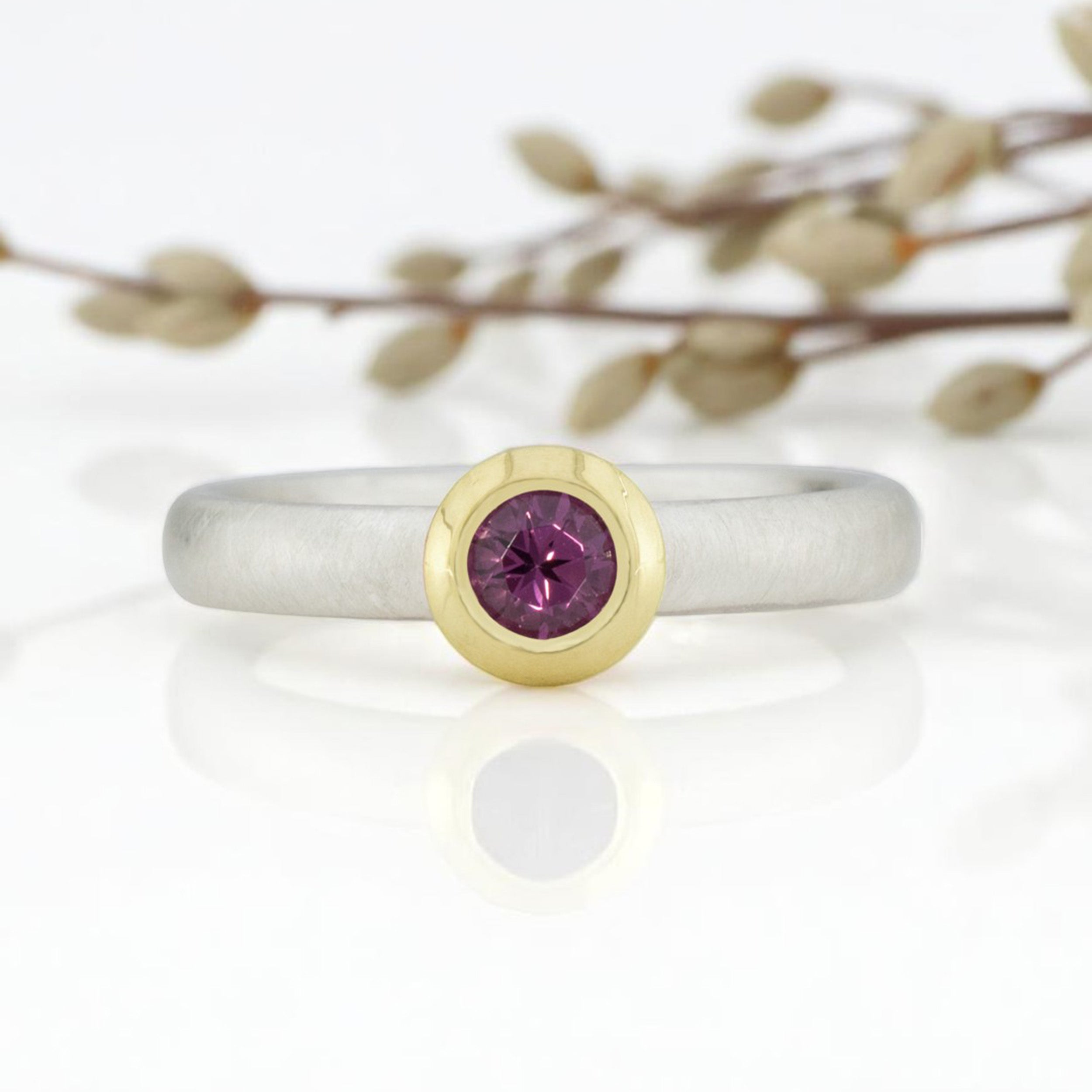 Silberring, ovale Ringschiene, Rhodolith, Goldfassung