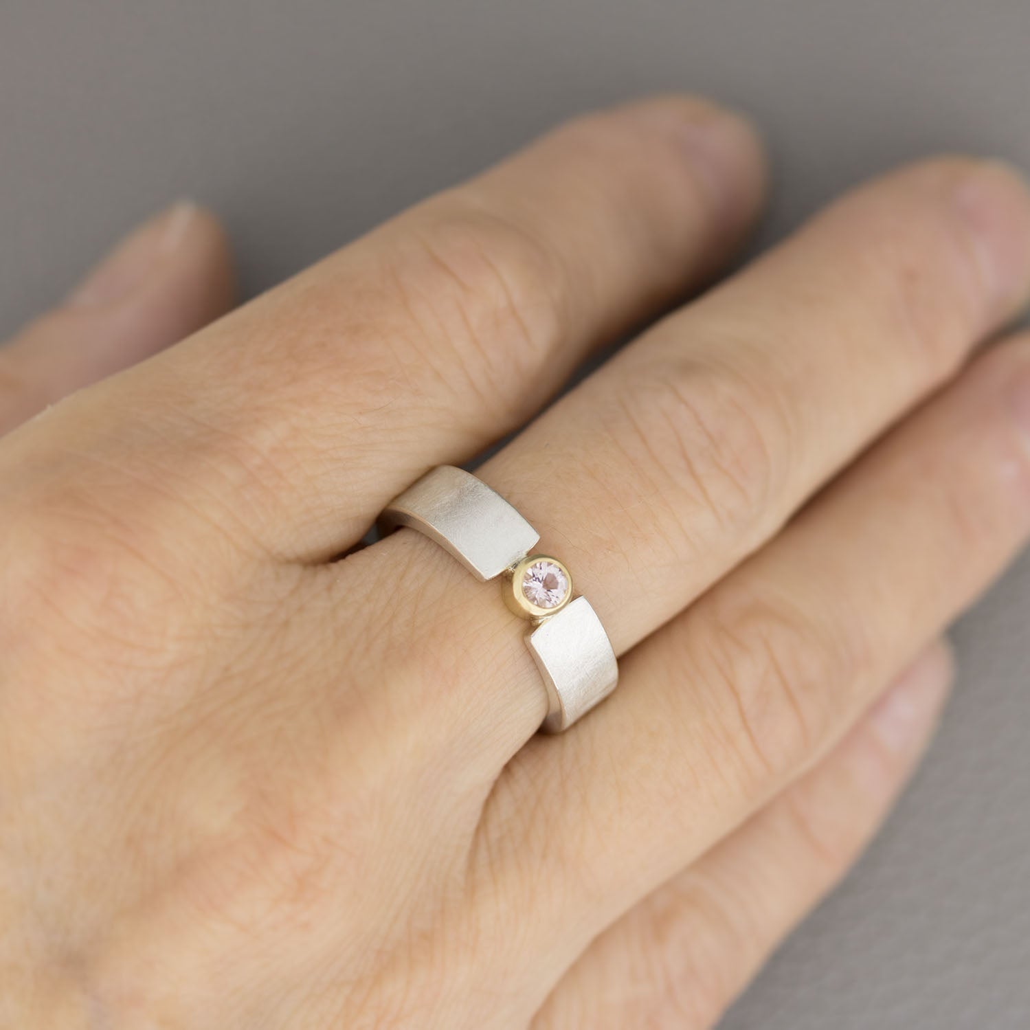 Eismattierter Silberring mit Morganit, 750er Goldfassung