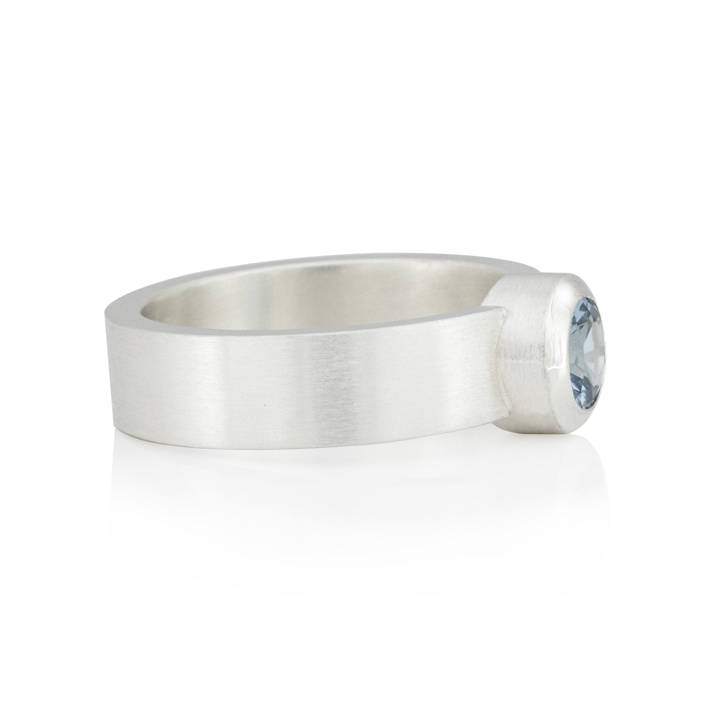 Geradliniger Ring mit Edelstein, blau
