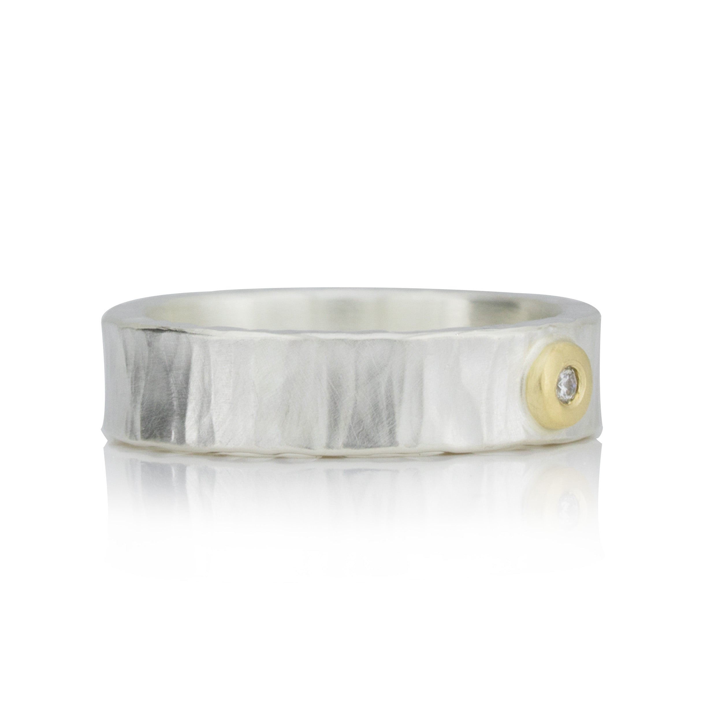 Quer geschmiedeter Diamantring mit Goldakzent