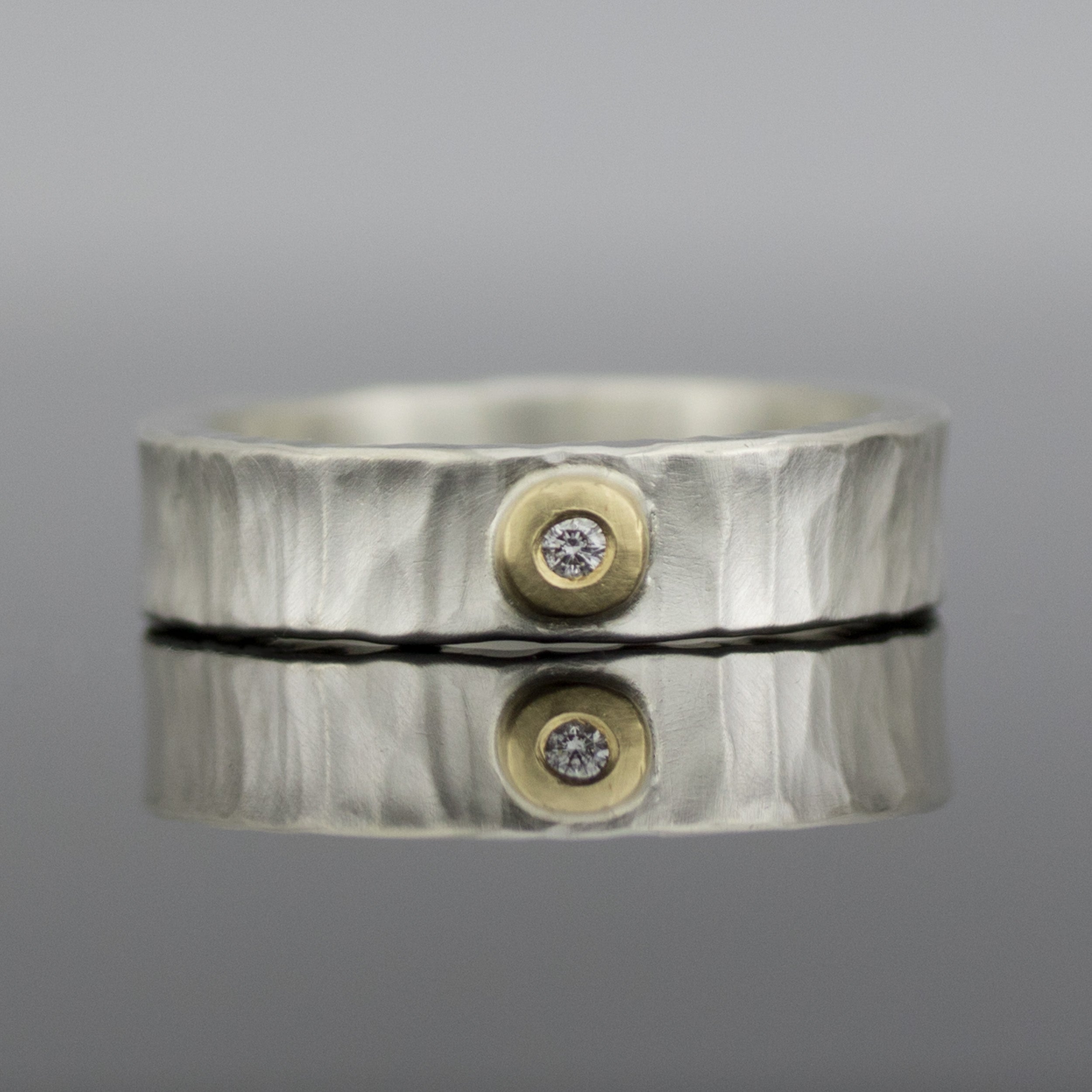 Quer geschmiedeter Diamantring mit Goldakzent