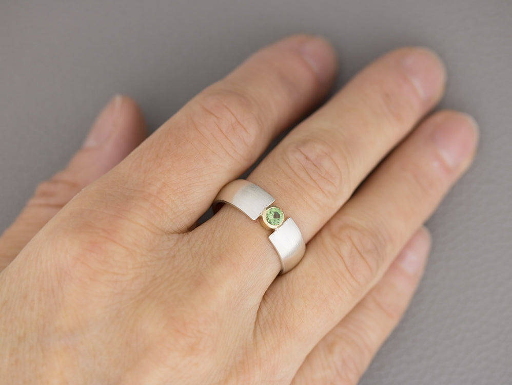 Silberring mit grünem Turmalin, 750er Goldfassung