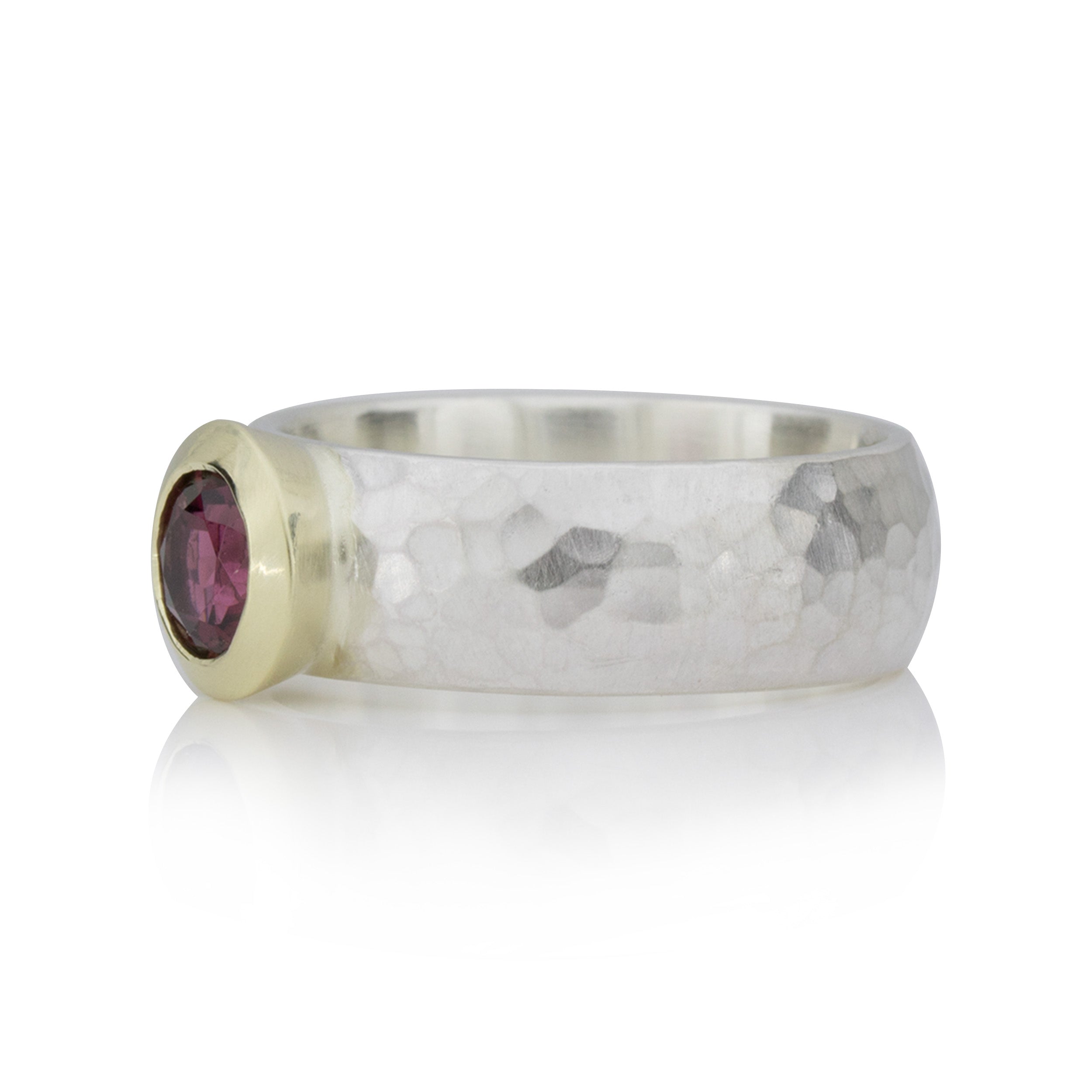 Geschmiedeter Ring mit Rhodolith - Goldfassung