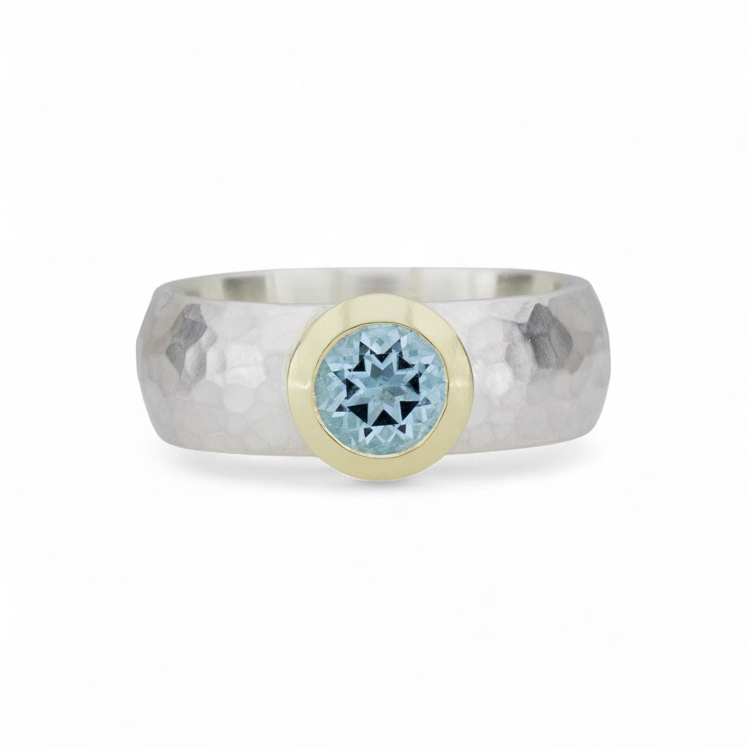 Geschmiedeter Ring mit Aquamarin, blau - 750er Goldfassung