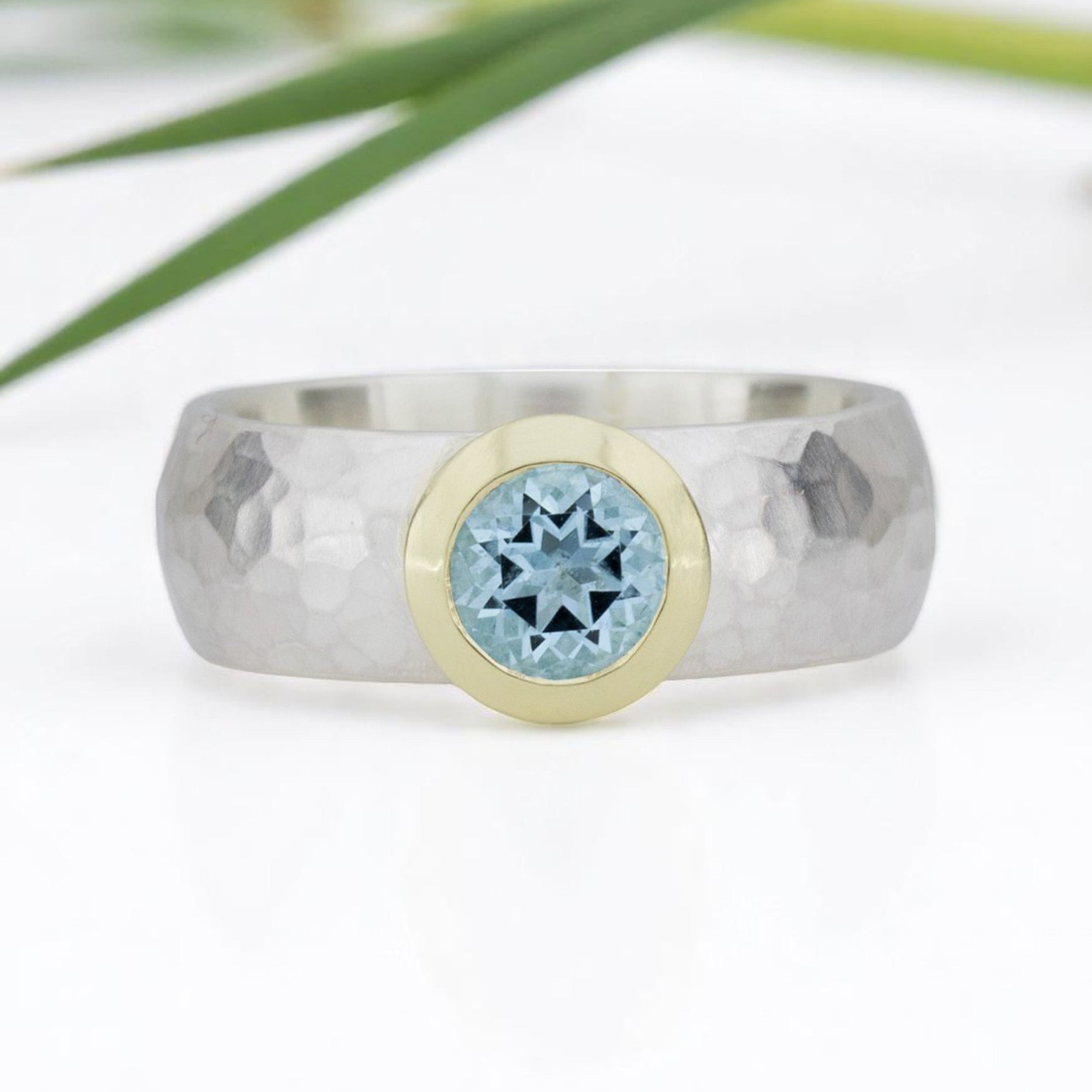 Geschmiedeter Ring mit Aquamarin - Goldfassung