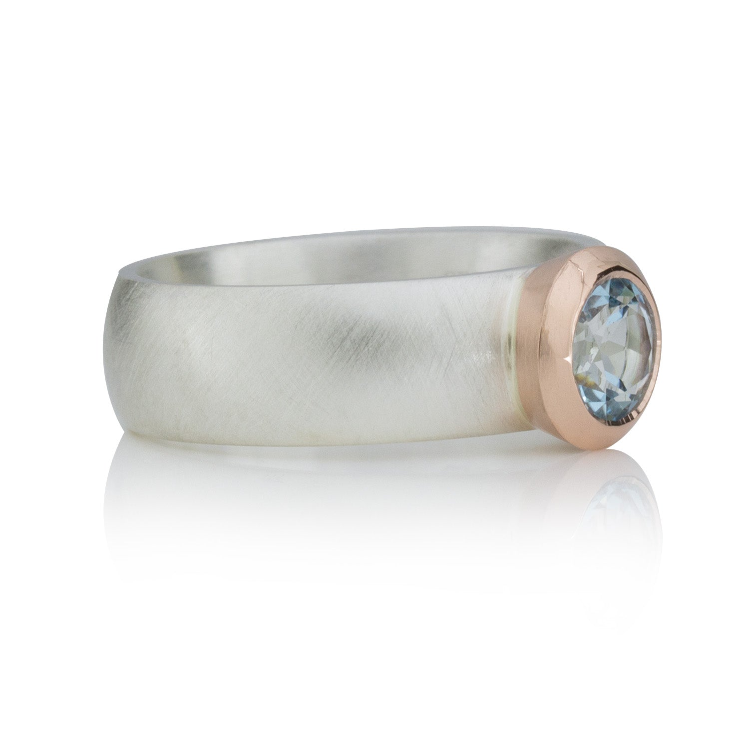 Ring mit hellblauem Topas - Rotgoldfassung