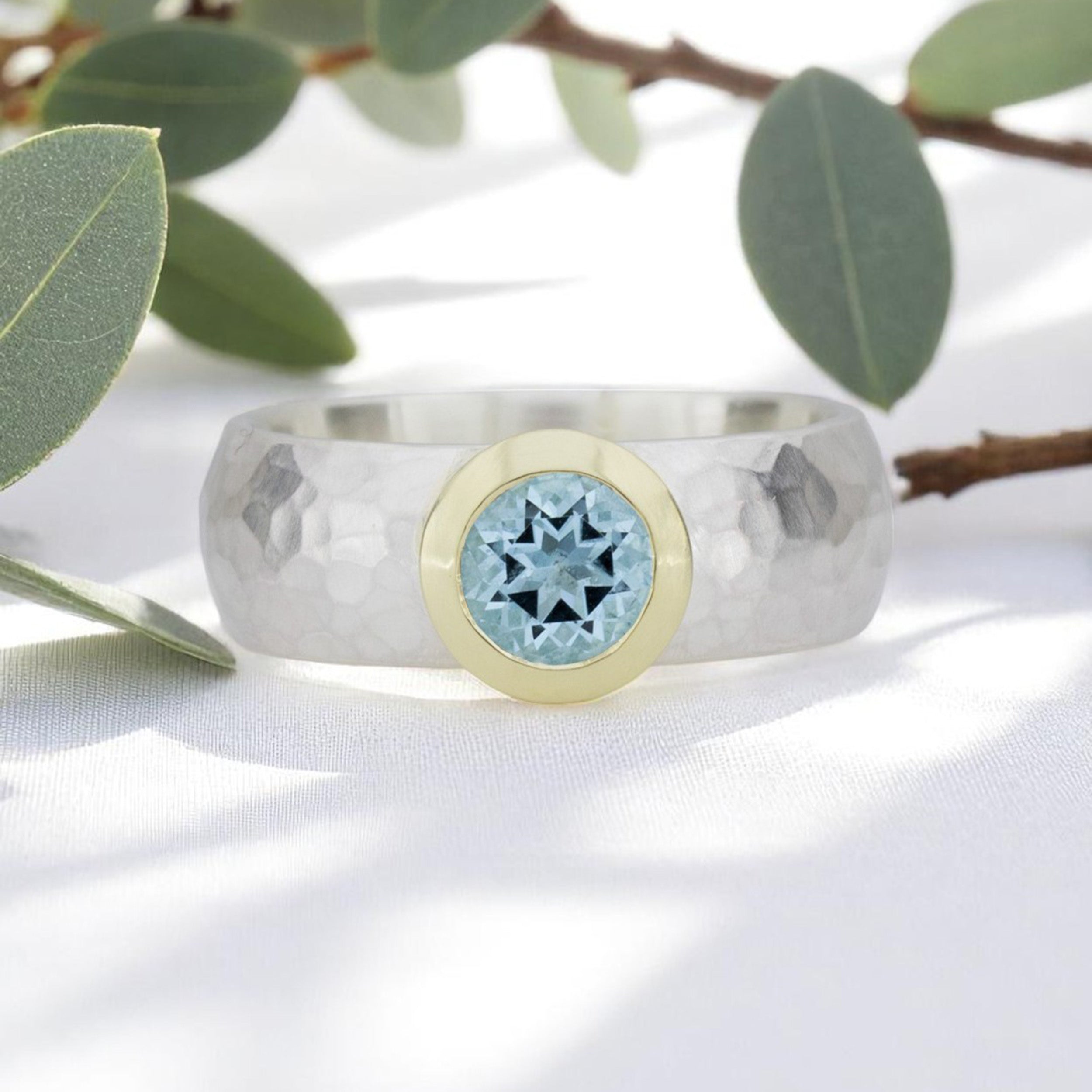 Geschmiedeter Ring mit Aquamarin, blau - 750er Goldfassung