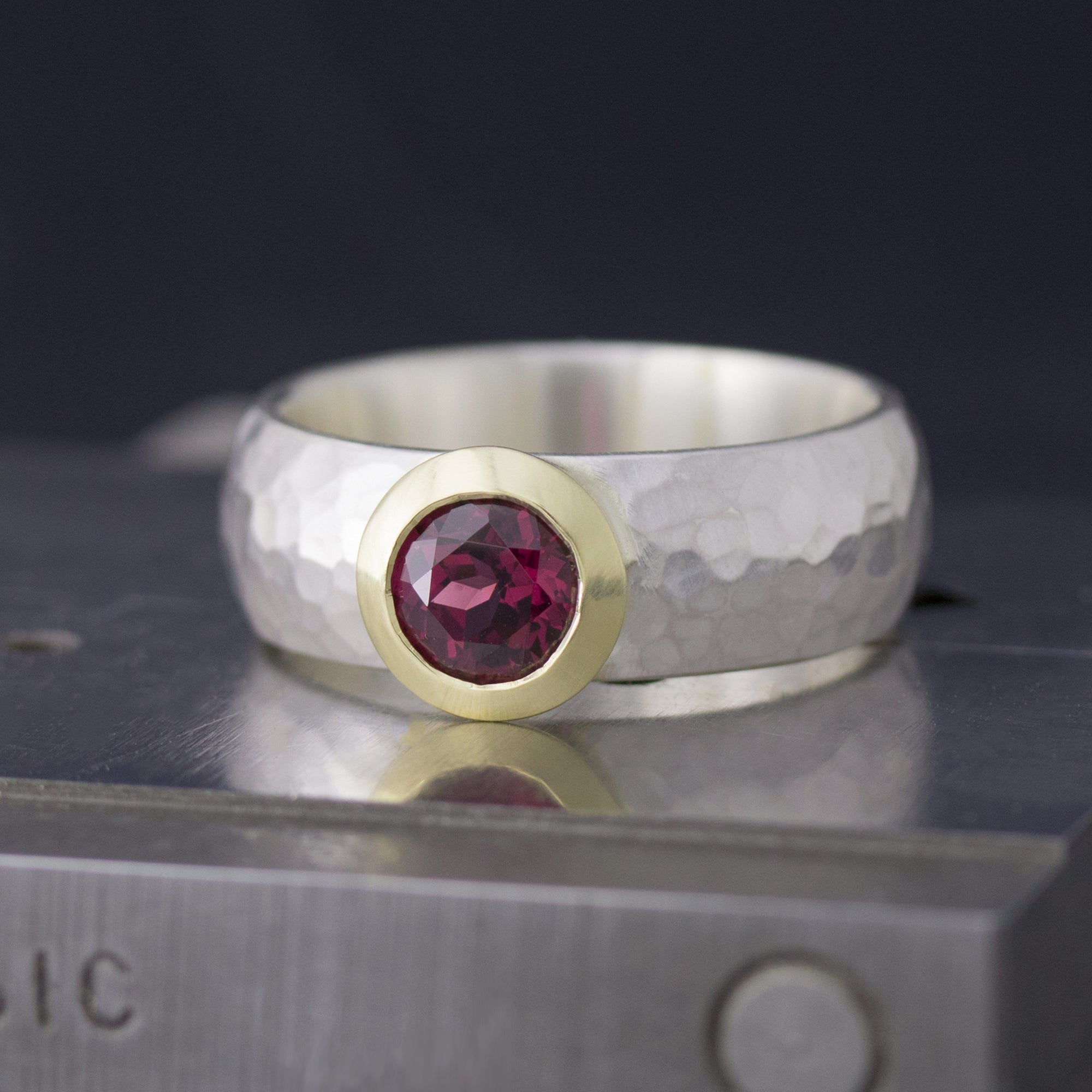 Geschmiedeter Ring mit Rhodolith - Goldfassung