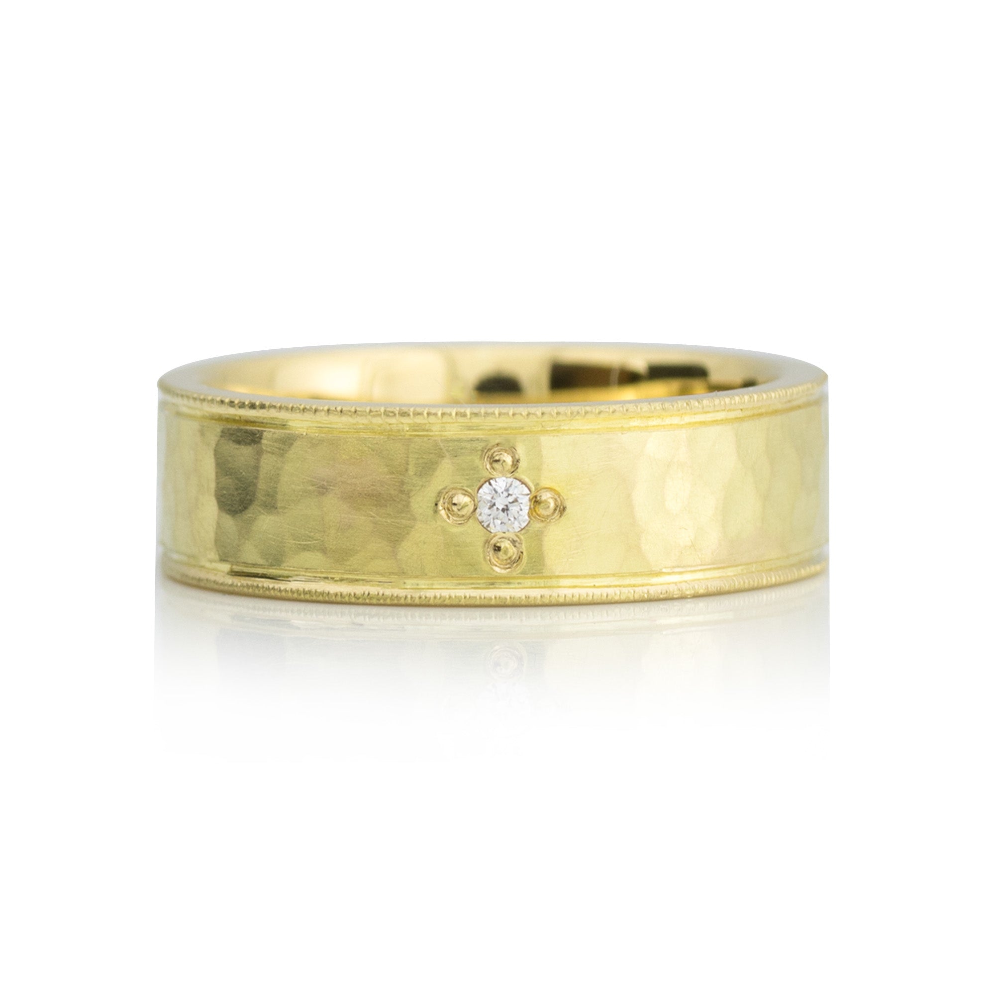 Geschmiedeter Ring in Gold mit Diamant