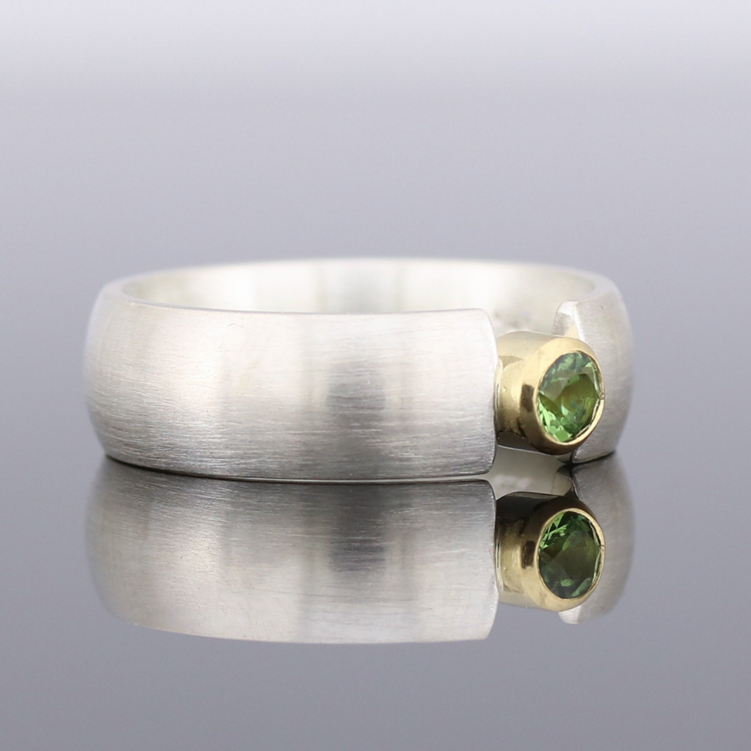 Silberring mit grünem Turmalin, 750er Goldfassung