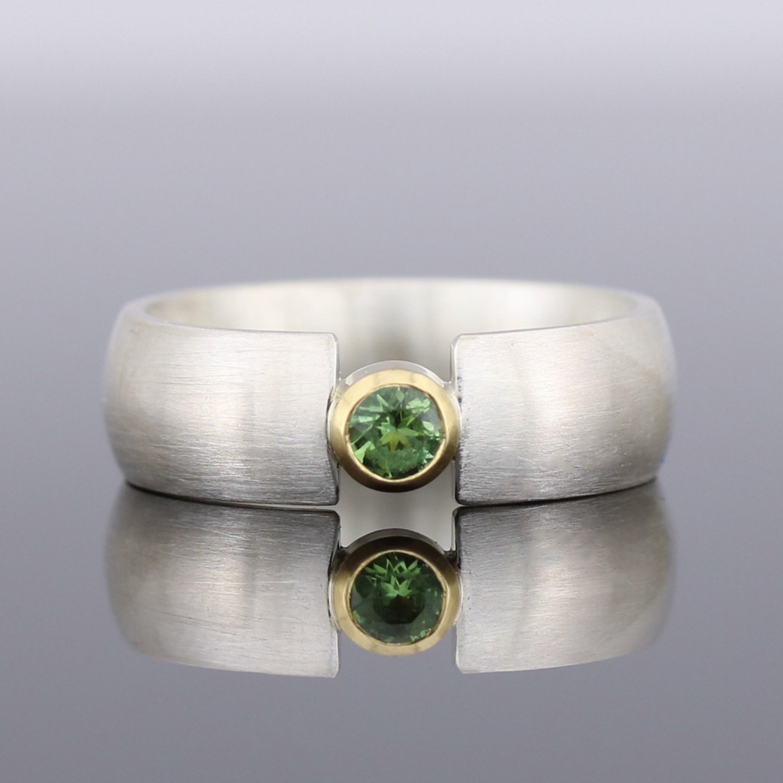 Silberring mit grünem Turmalin, 750er Goldfassung