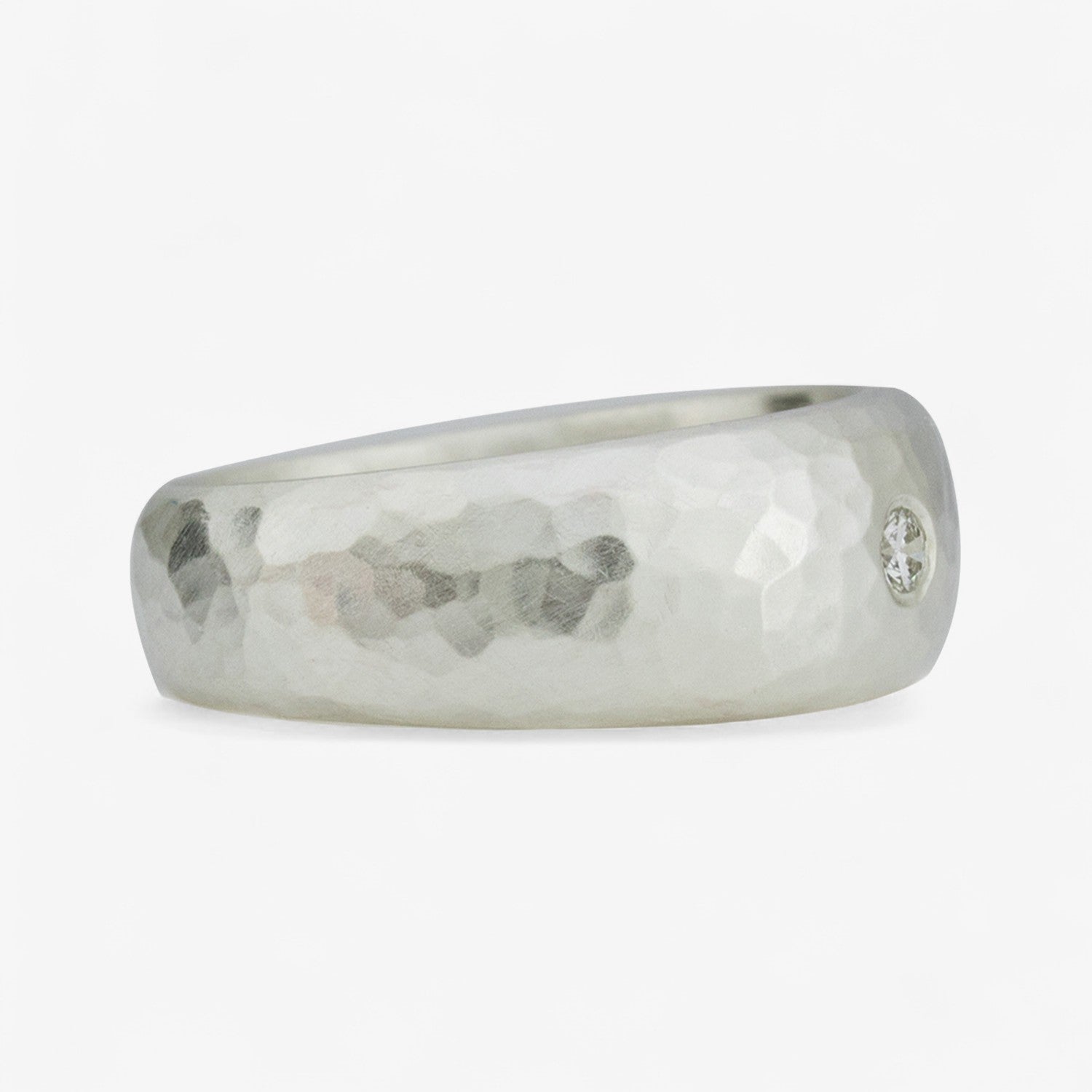 Geschmiedeter Ring mit Diamant