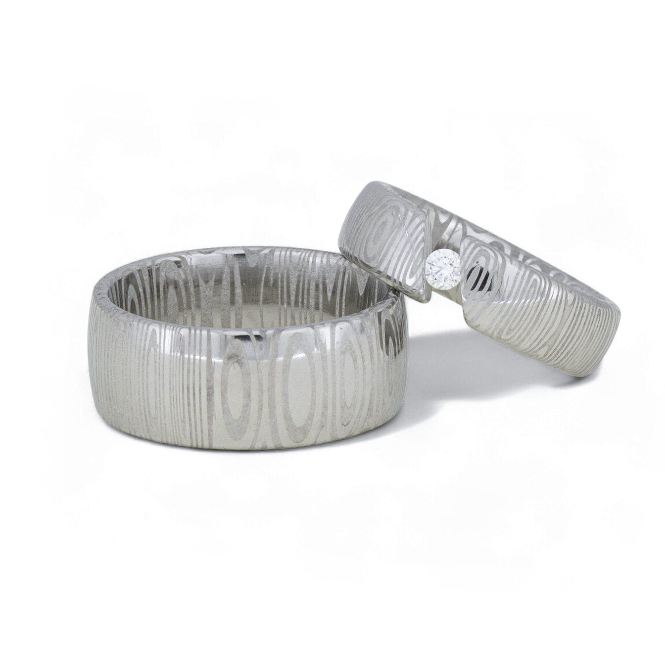 Ring aus Stahl - Damast mit Diamant, 7 mm breit