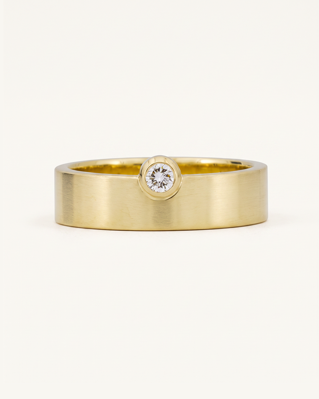 Goldring mit Diamant, asymmetrisch, strichmattiert