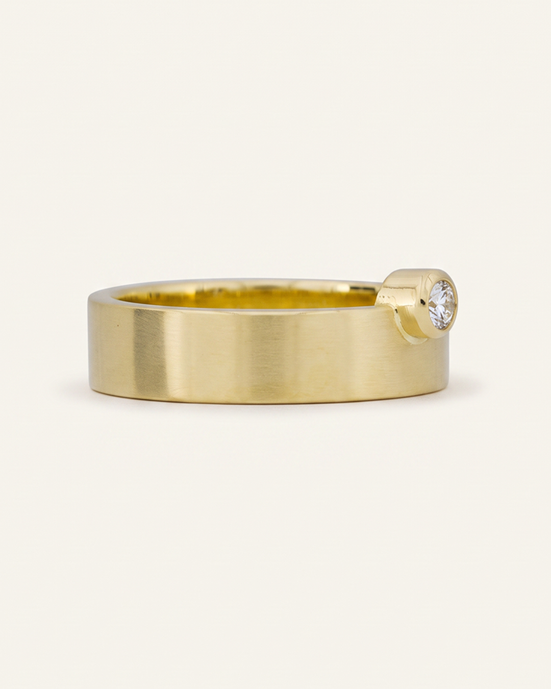 Goldring mit Diamant, asymmetrisch, strichmattiert