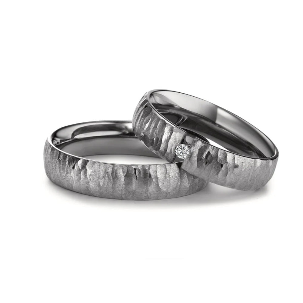 Trauringe aus Tantal mit markantem Hammerschlag. Diamant gefasst in Spannringoptik. Eheringe im Saarland, Stl. Ingbert