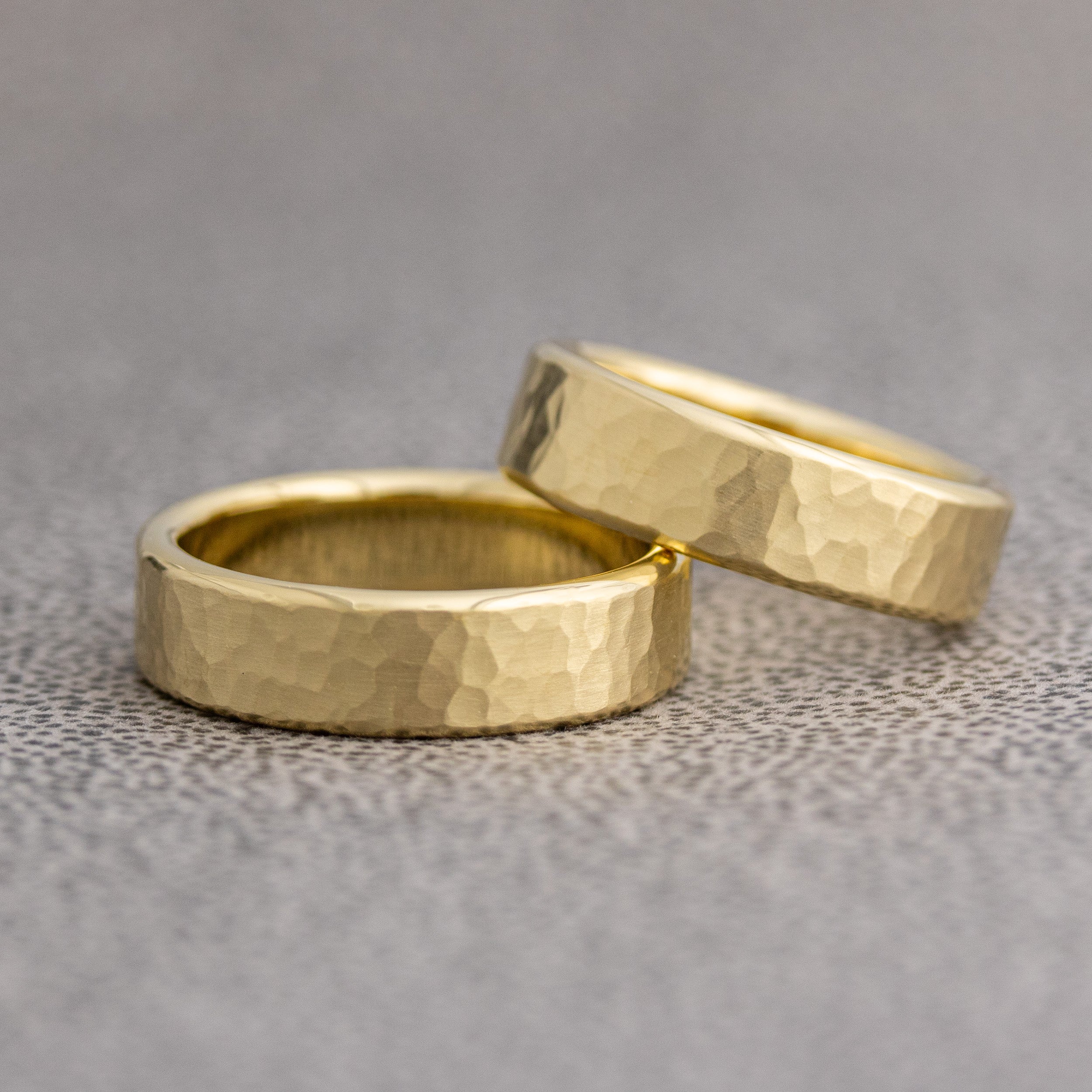 Geschmiedete Eheringe in Gelbgold. Handarbeit von Elke Mitscha, Goldschmiedmeisterin.