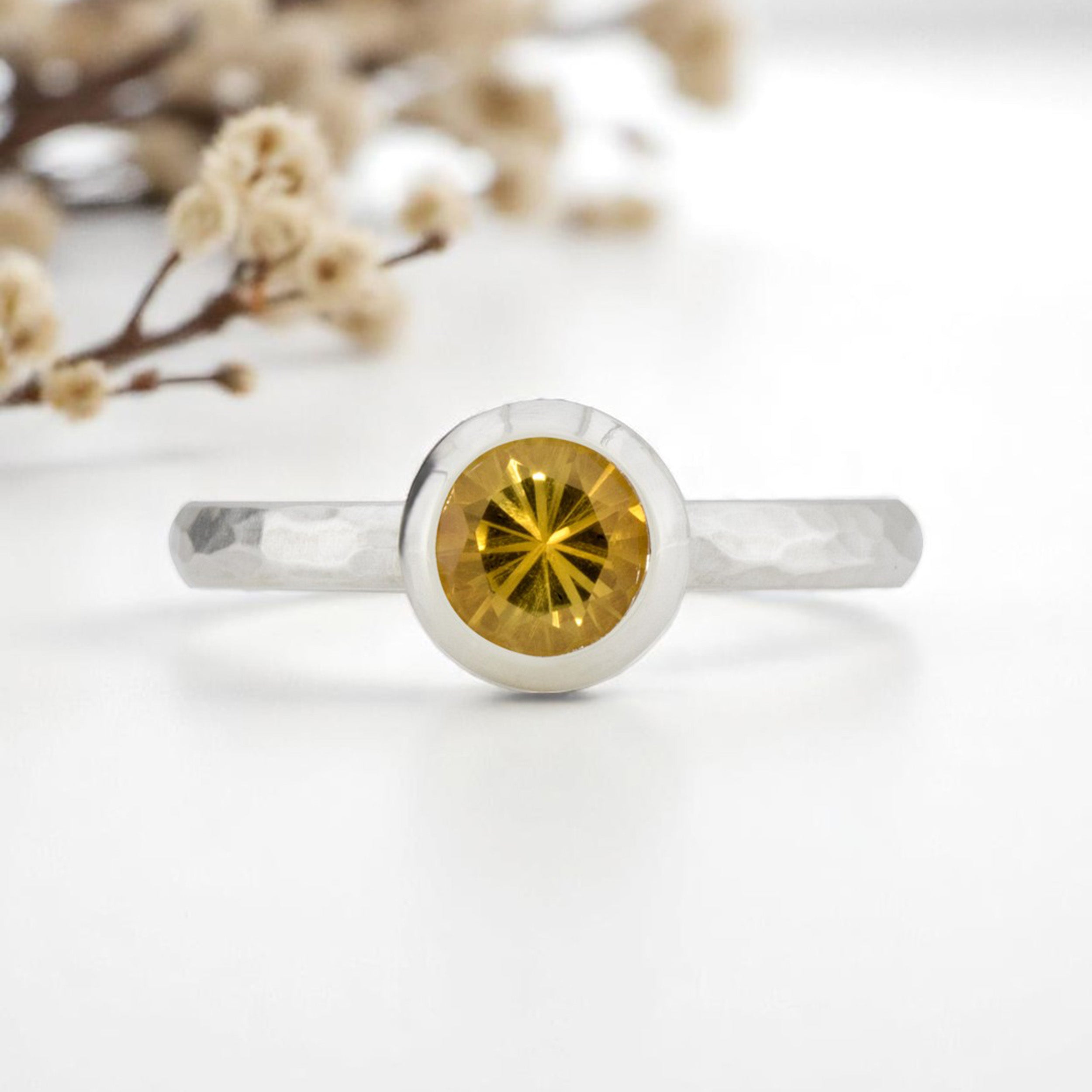 Geschmiedeter Silberring mit Citrin. Der Ring ist ideal zum Kombinieren mit weiteren Ringen aus der Kollektion der Kombiringe.