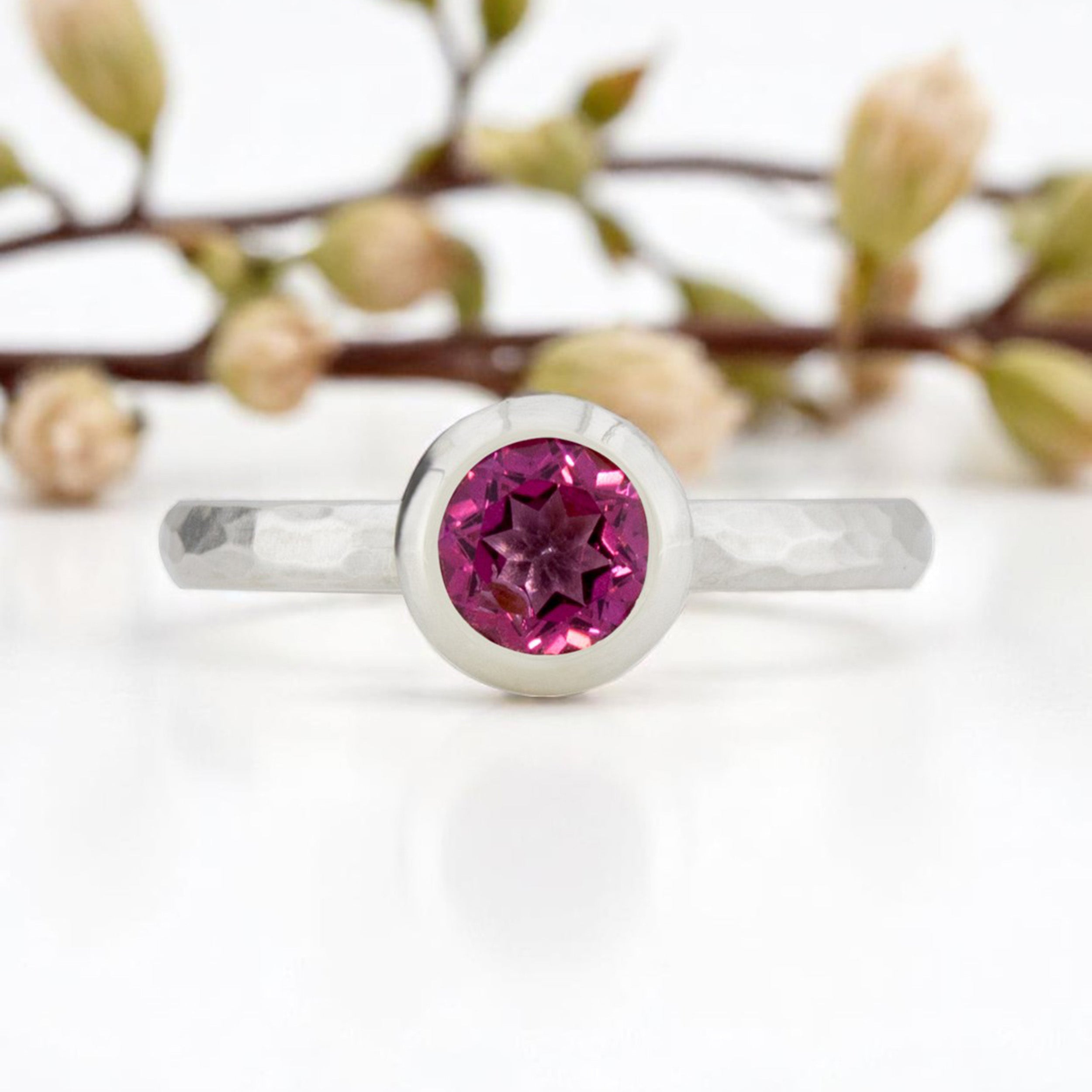 Silberring mit geschmiedeter Ringschiene. Topas, pink.