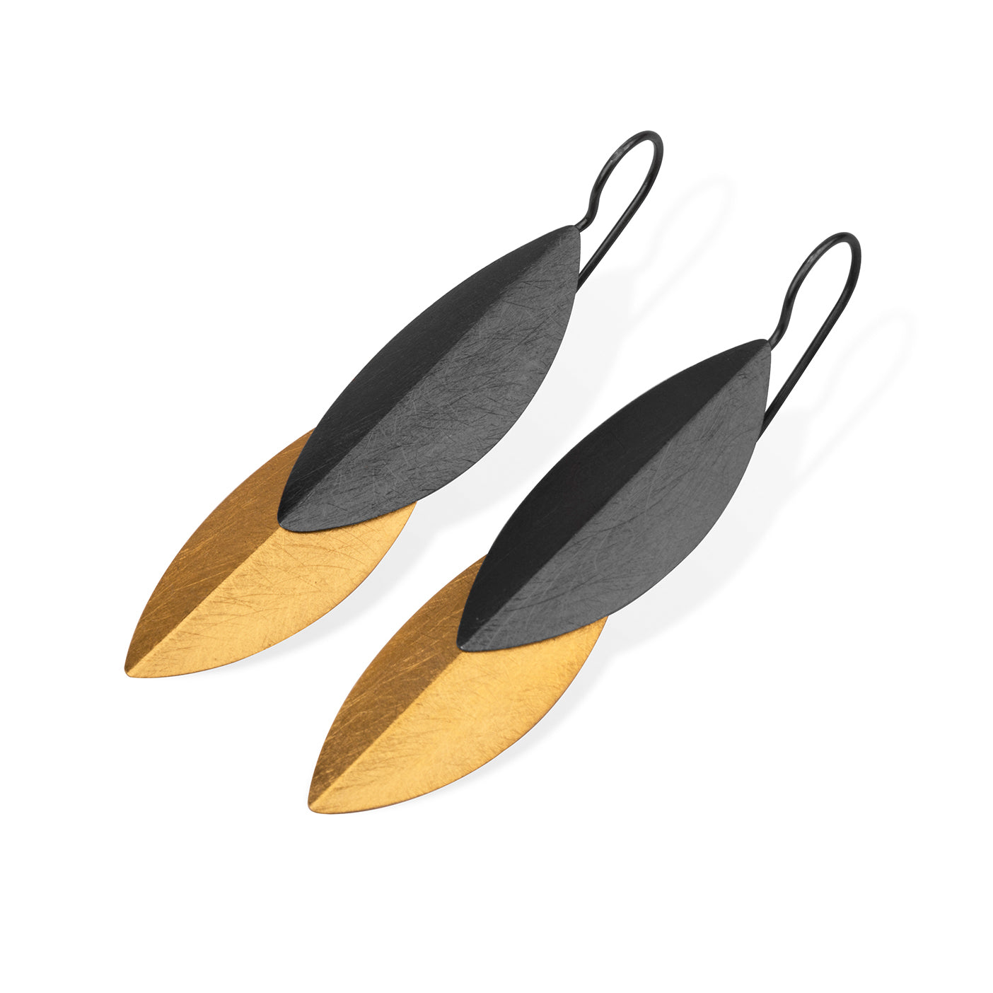 ZAREMSKI - Ohrhänger in Blattform, geschwärzt