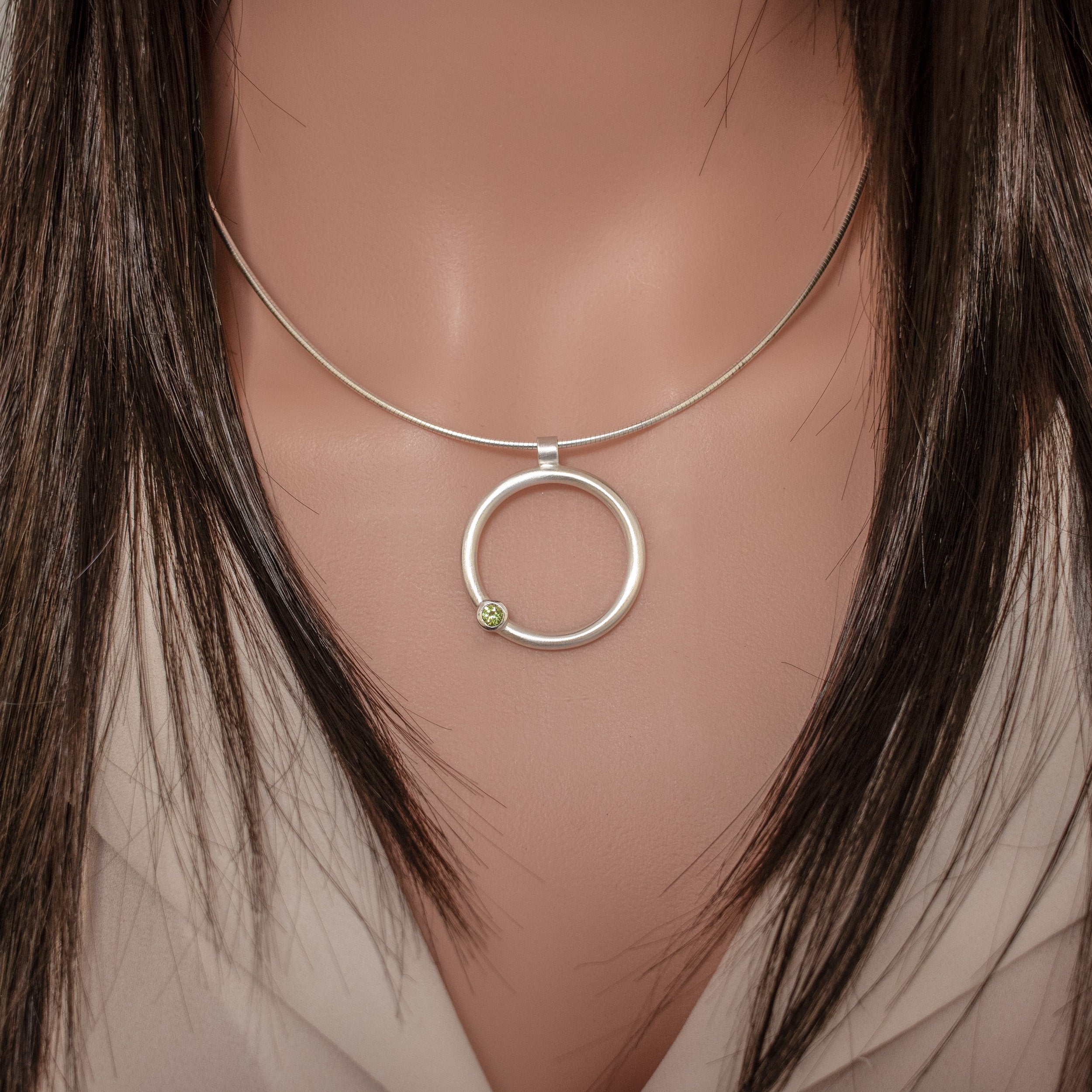 Anhänger mit Peridot mit Omegareif