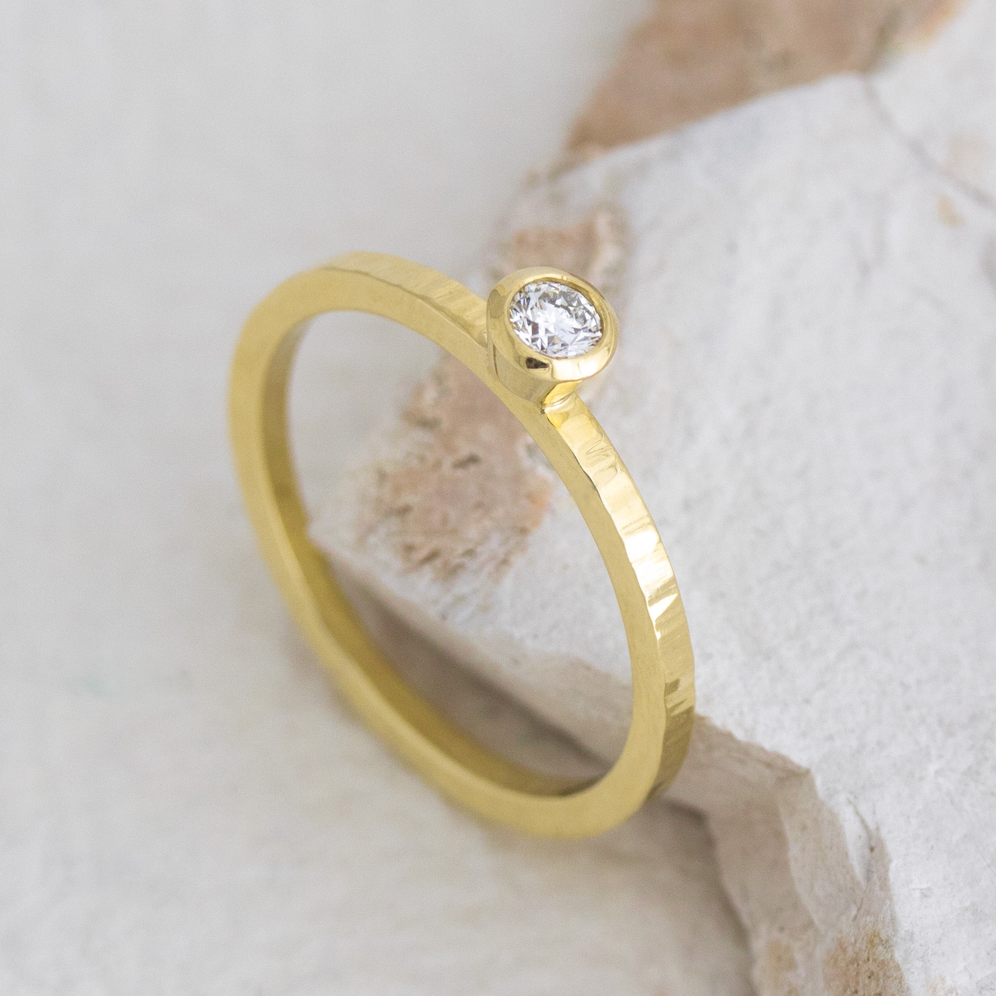 Goldring mit Diamant, geschmiedet