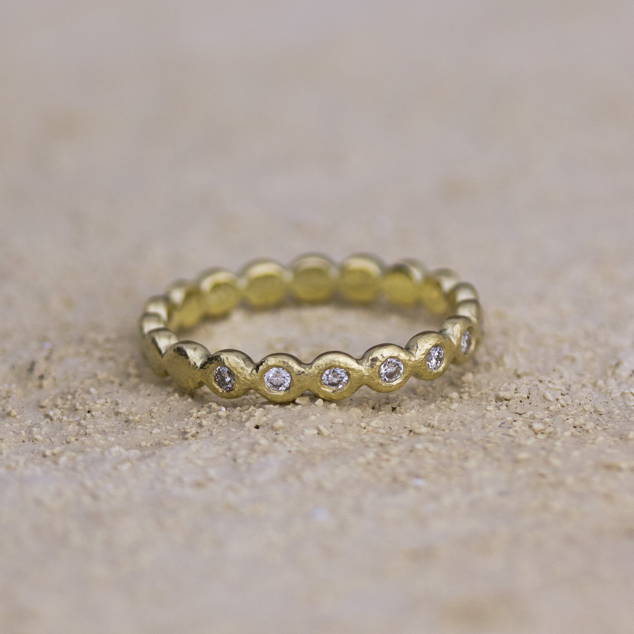 Geschmiedeter Goldring mit Diamanten