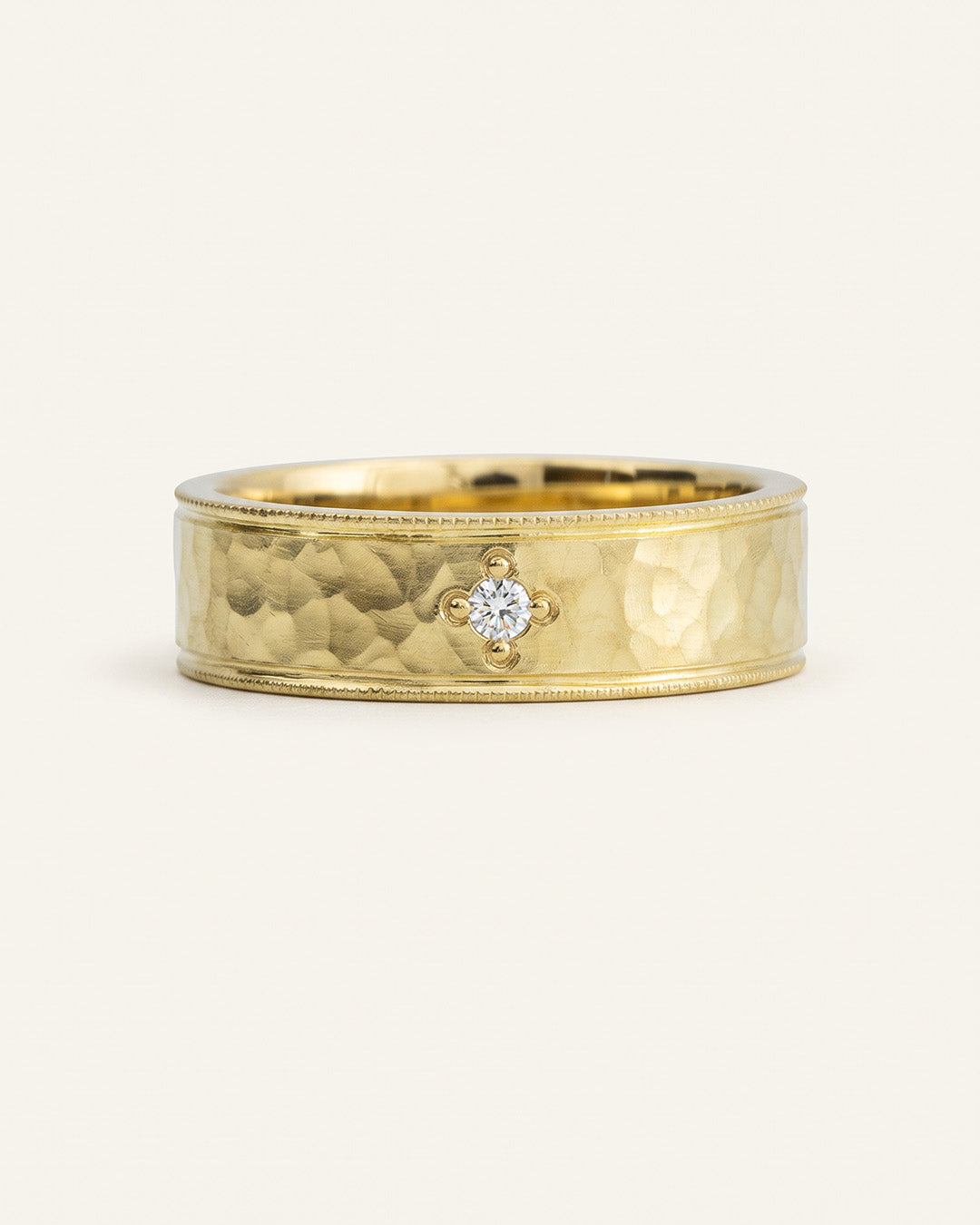 Geschmiedeter Ring in Gold mit Diamant