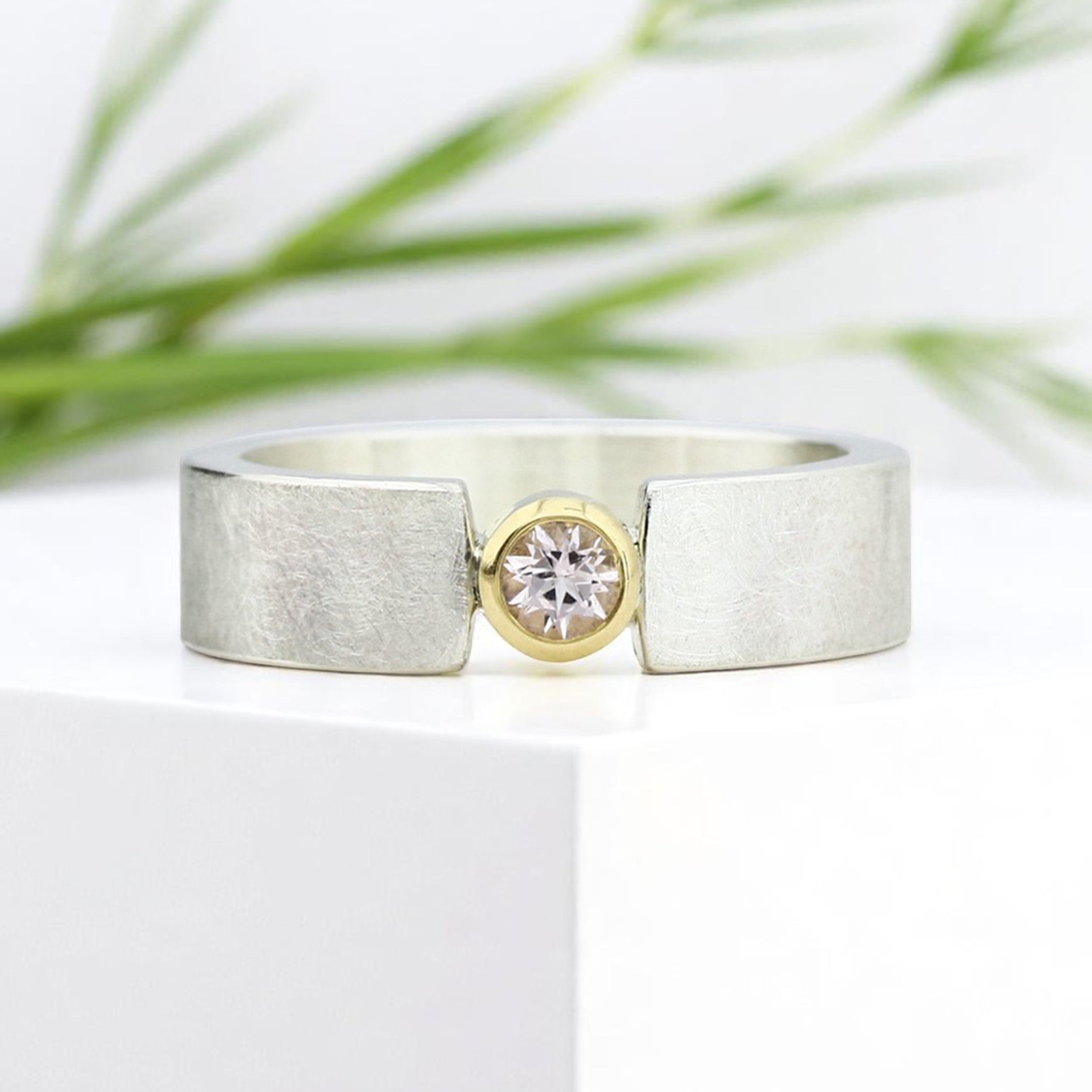 Silberring mit Morganit. Gerade Ringschiene, 5mm breit, eismattiert.