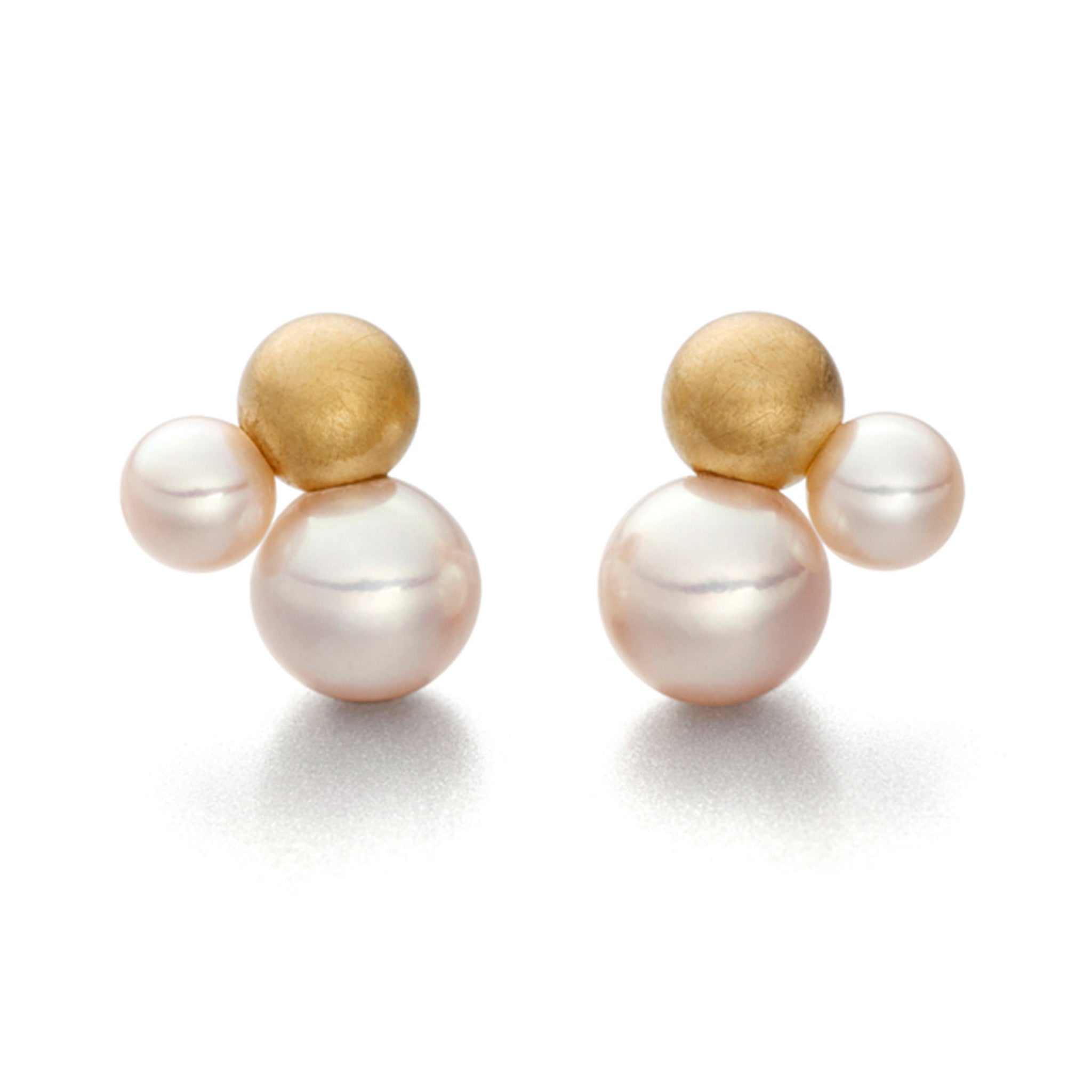 Ohrstecker mit zwei Perlen und einer Goldkugel. Klassischer Perlschmuck in moderner Form. Schlicht und elegant. Ideal auch als Brautschmuck. Erhältlich bei Elke Mitscha Trauringe und Schmuck in St. Ingbert.