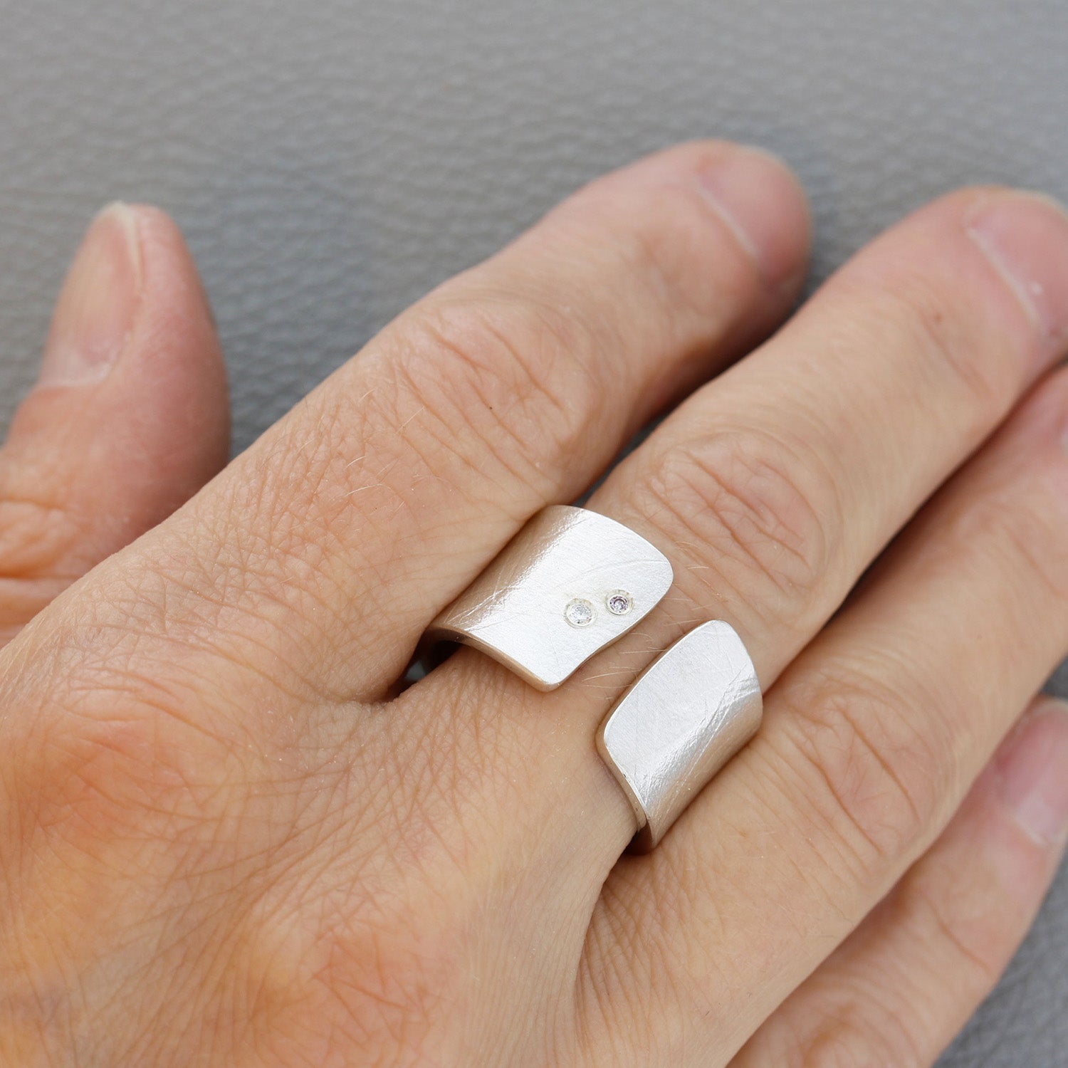 Breiter Silberring mit Diamanten