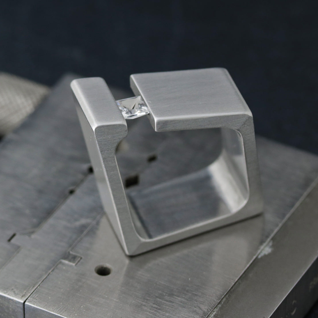 Edelsteinring, RHOMBOID, Ringbreite 11 mm, Edelstahl, weißer Topas