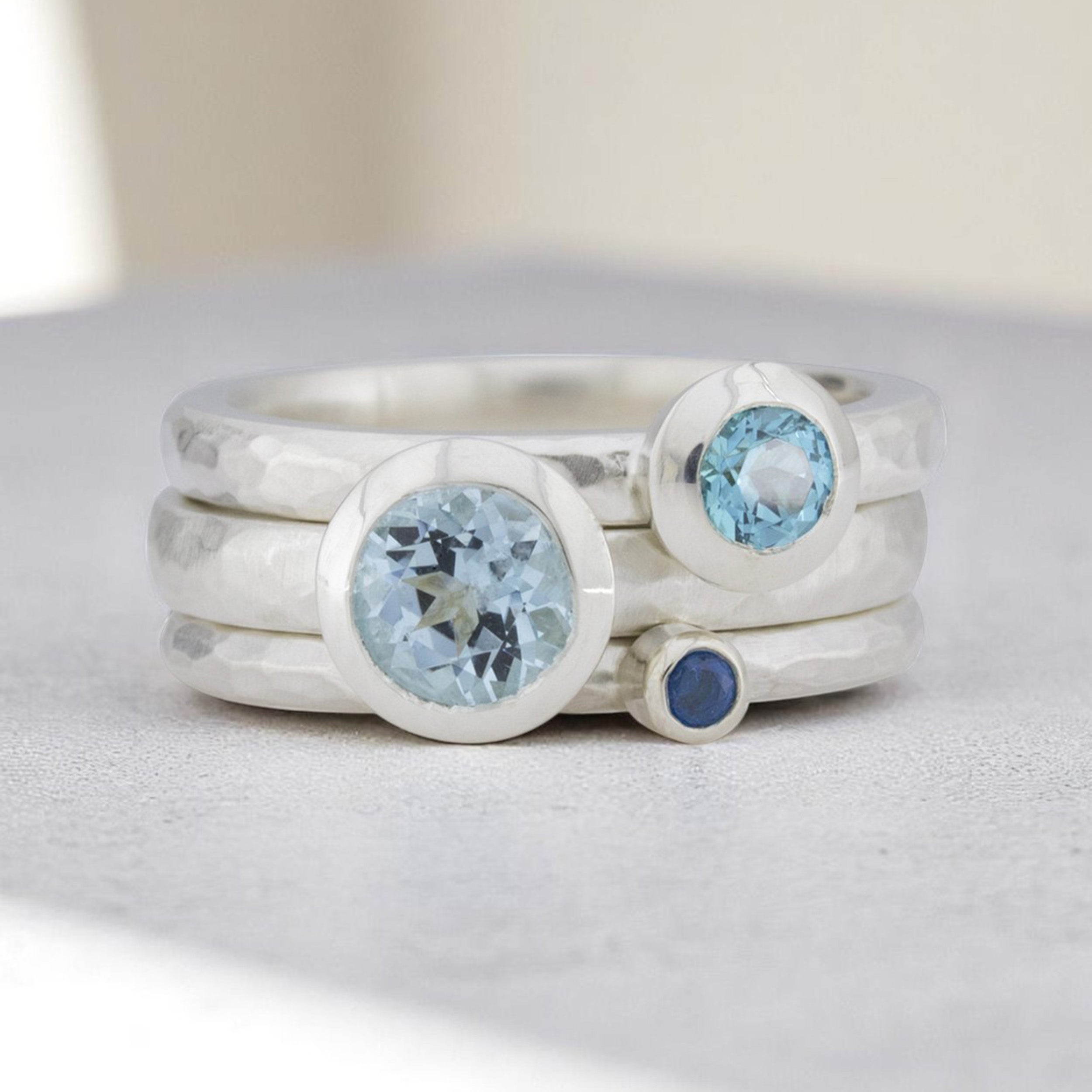 Ringset bestehend aus 3 Silberringen mit geschmiedeten Ringschienen. Topase in verschiedenen Blautönen.
