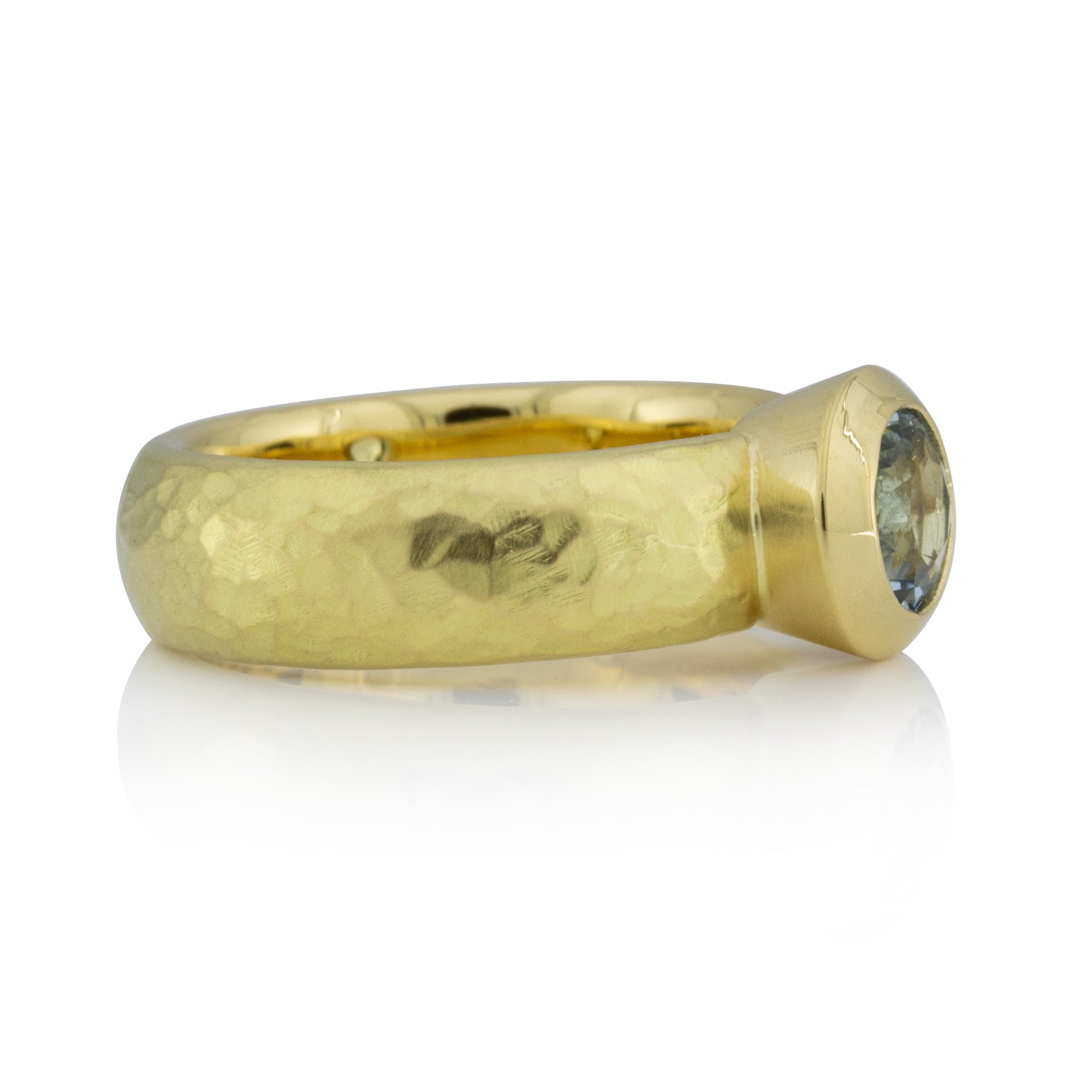 Geschmiedeter Goldring mit Aquamarin