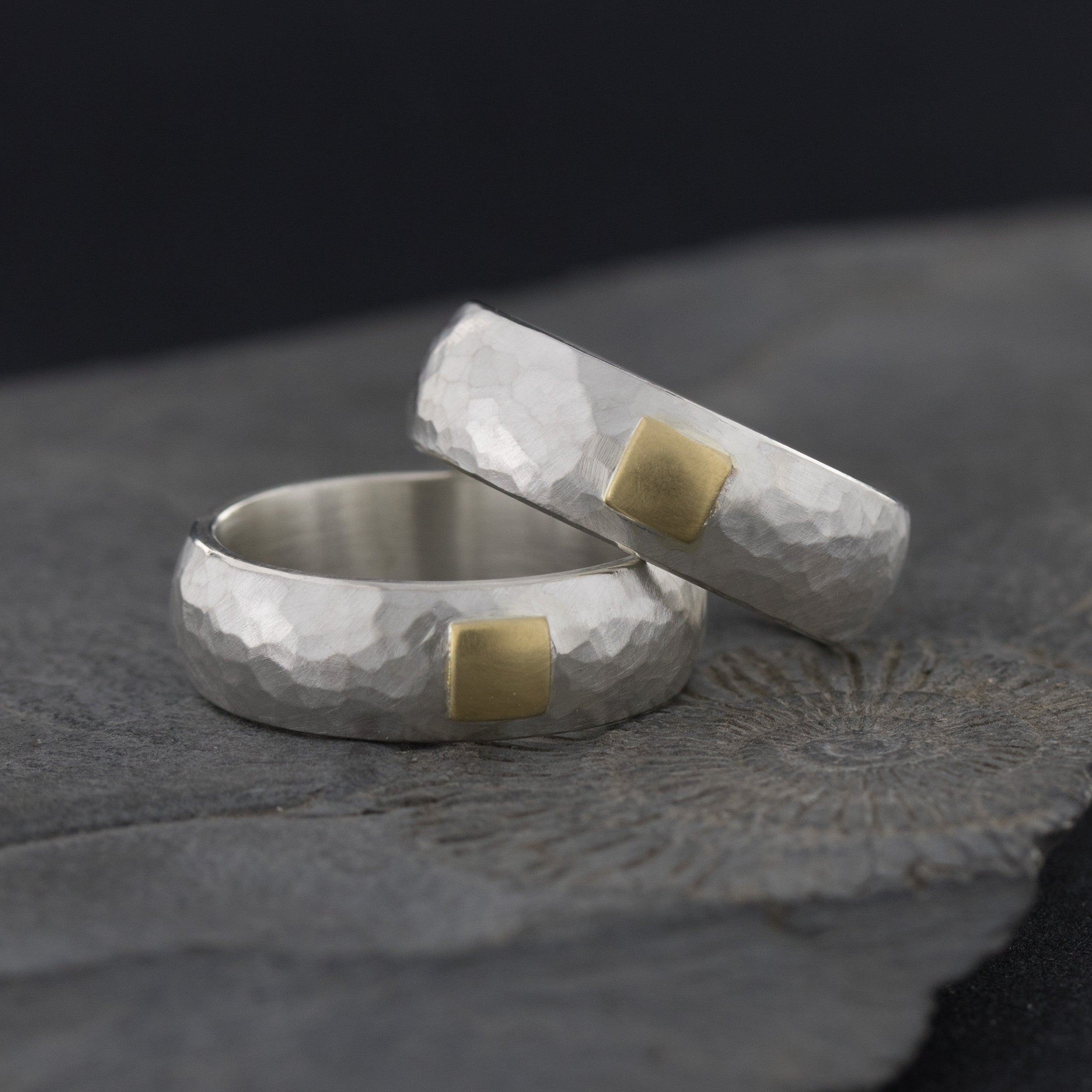 Silberring mit kleinem Goldquadrat