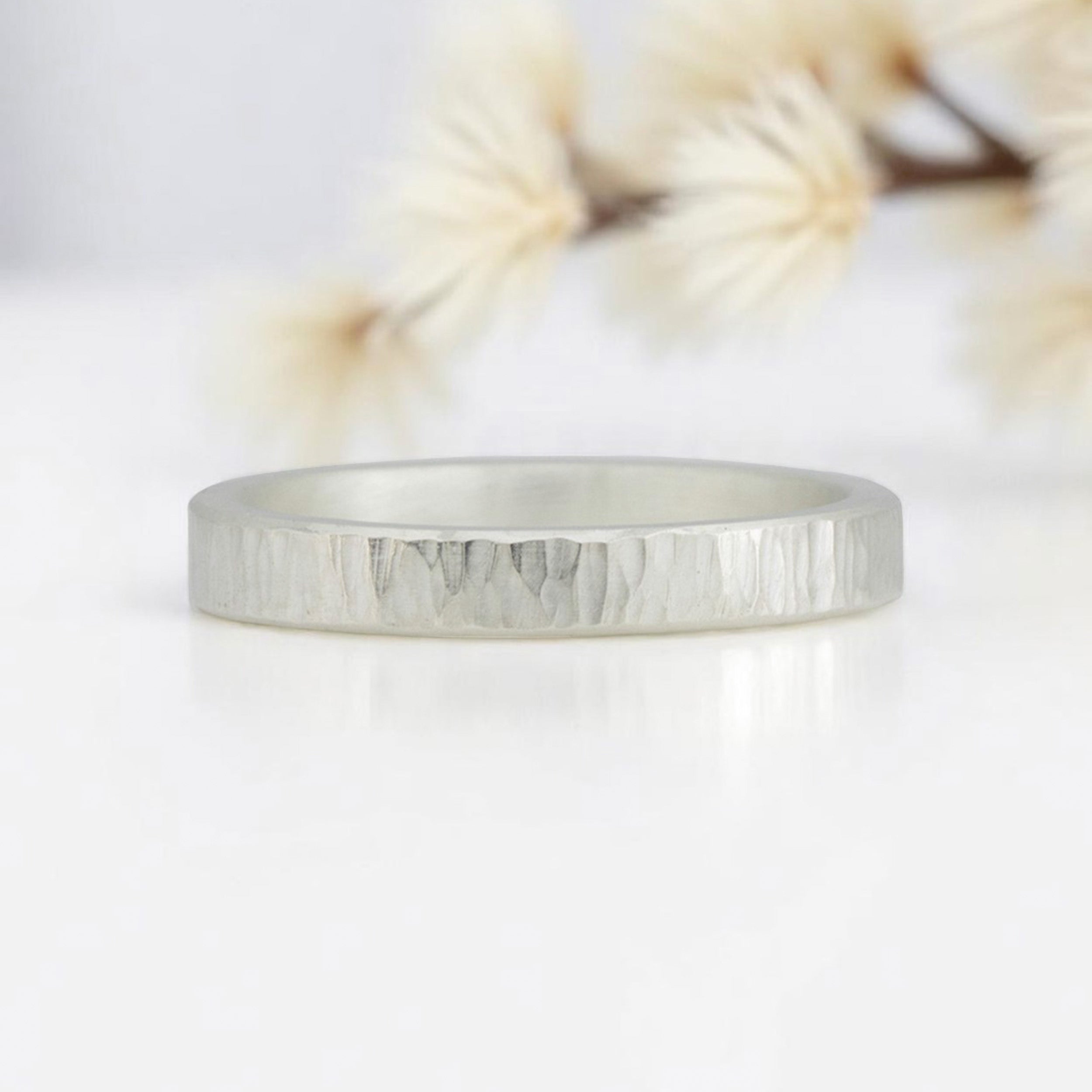 Schlichter, geschmiedeter Silberring. 3 mm breit. Hammerstruktur quer.