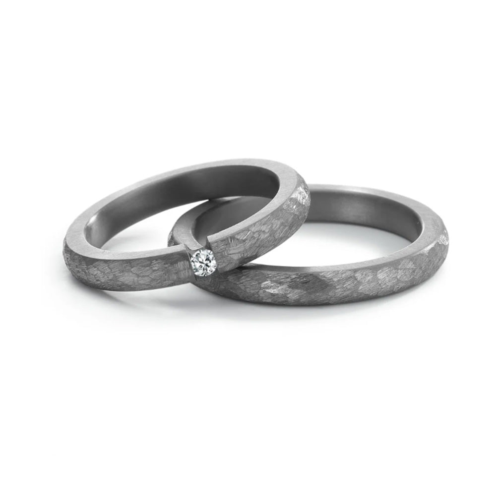 Geschmiedete schmale Trauringe. Damenring mit Diamant in Spannringoptik.